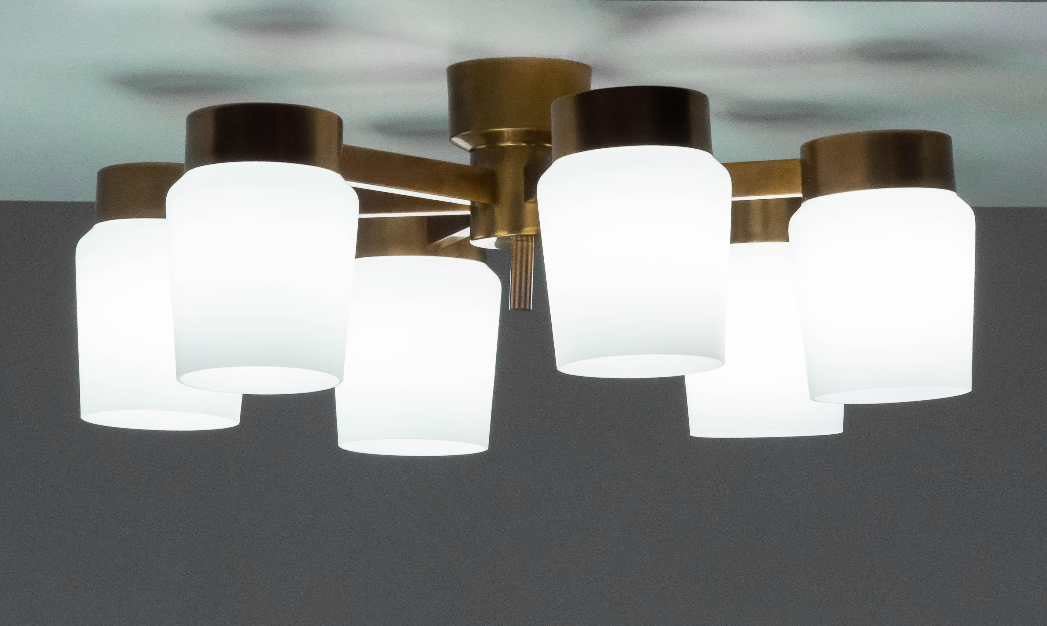Magnifique et grande applique en laiton avec six grands vases en verre dépoli / verre opalin fabriqués dans les années 1960 par Fagerhults Belysning en Suède. Le luminaire ainsi que les vases en verre sont en bon état et l'encastrement est