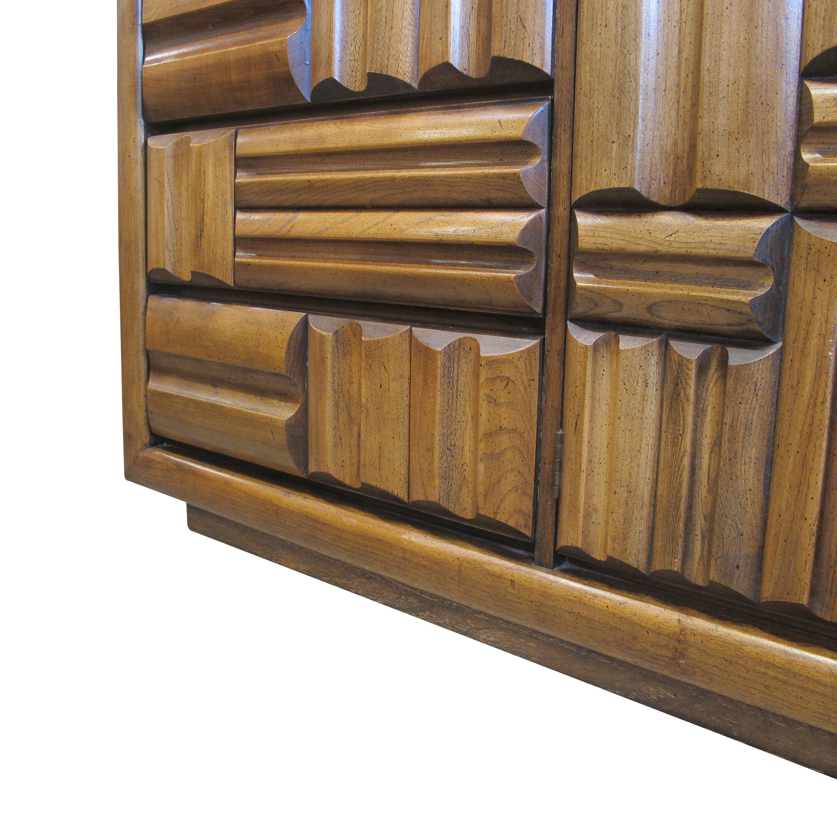 1960s Large “Brutalist” Walnut Sideboard/Credenza by Lane, American In Good Condition In London, GB