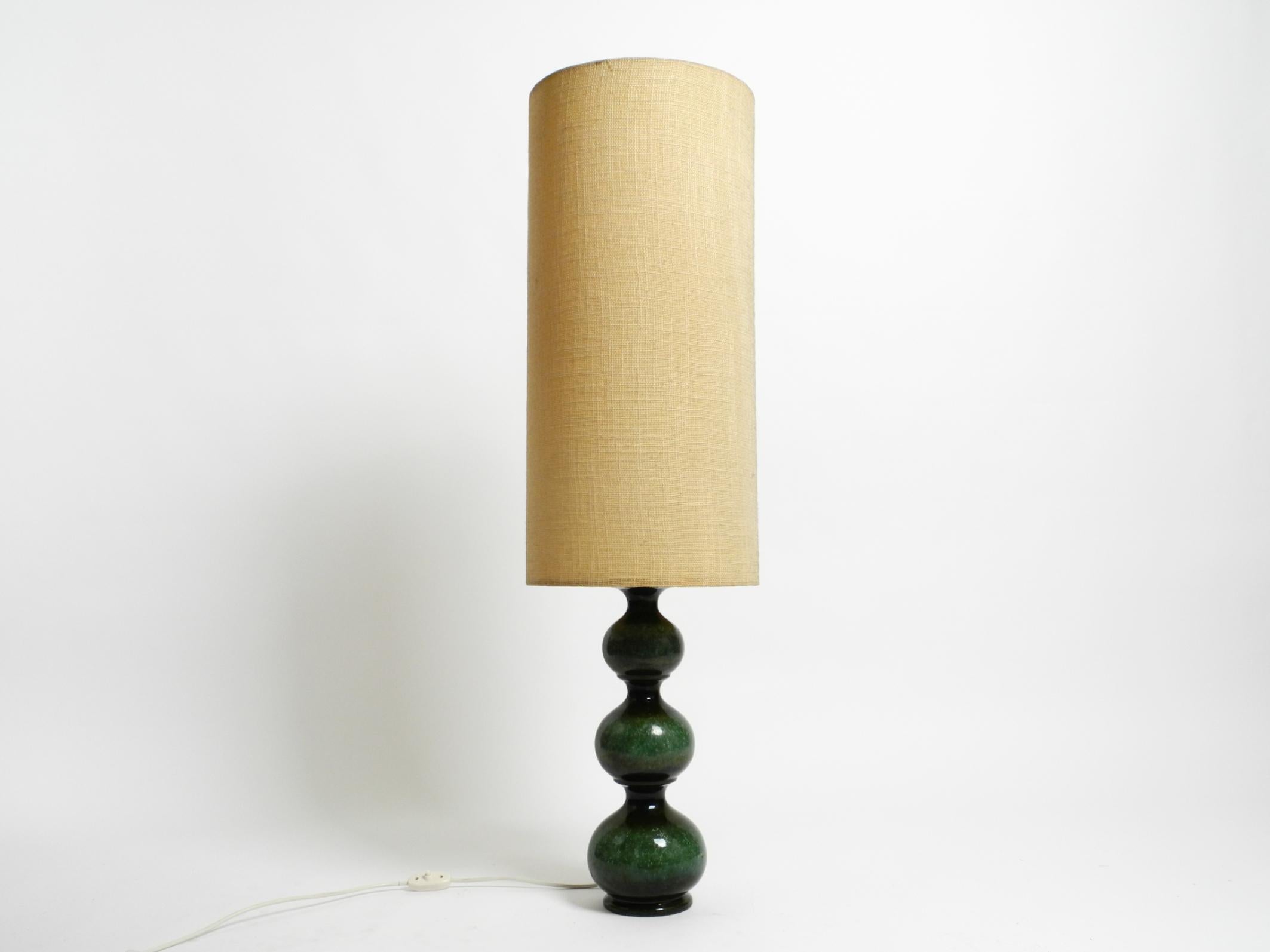 Magnifique lampe de table ou lampadaire en céramique brillante de Kaiser Leuchten, datant des années 1960. Avec un grand abat-jour en tissu.
Avec le Label sur la base. Fabriqué en Allemagne.
Design/One typique du milieu du siècle. Fabrication solide