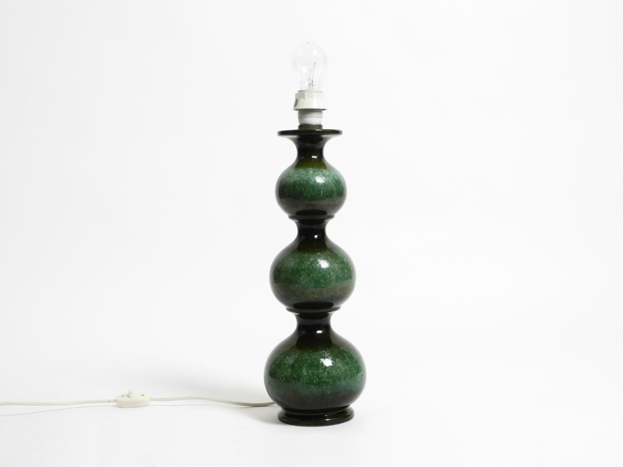 Grand lampadaire ou table en céramique des années 1960, vert et noir, par Kaiser Leuchten Bon état - En vente à München, DE