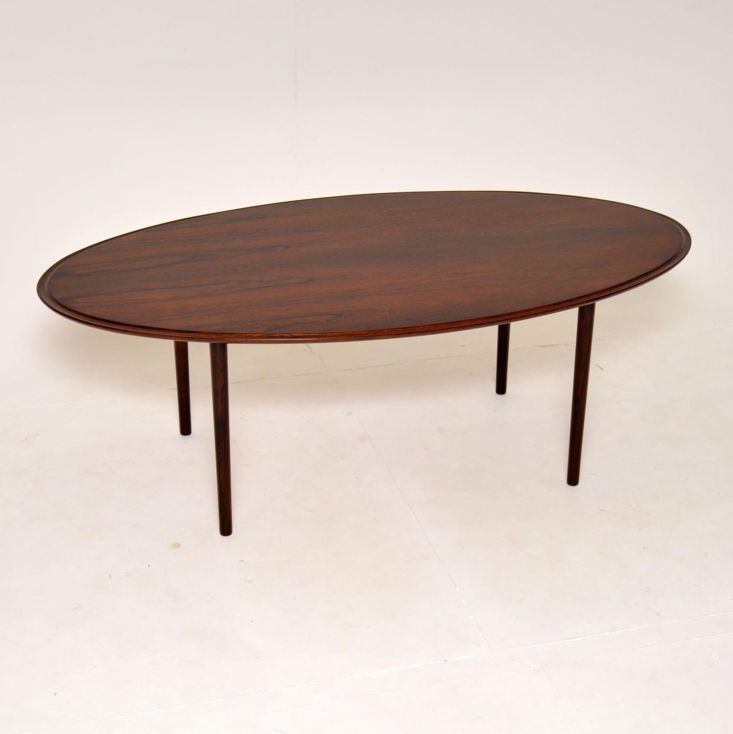A large and impressive Danish wood oval coffee table. This was made in Denmark, it dates from the 1960’s.

The quality is superb, this is a great size and is really well made. The large oval top has a nicely moulded edge and this sits on turned