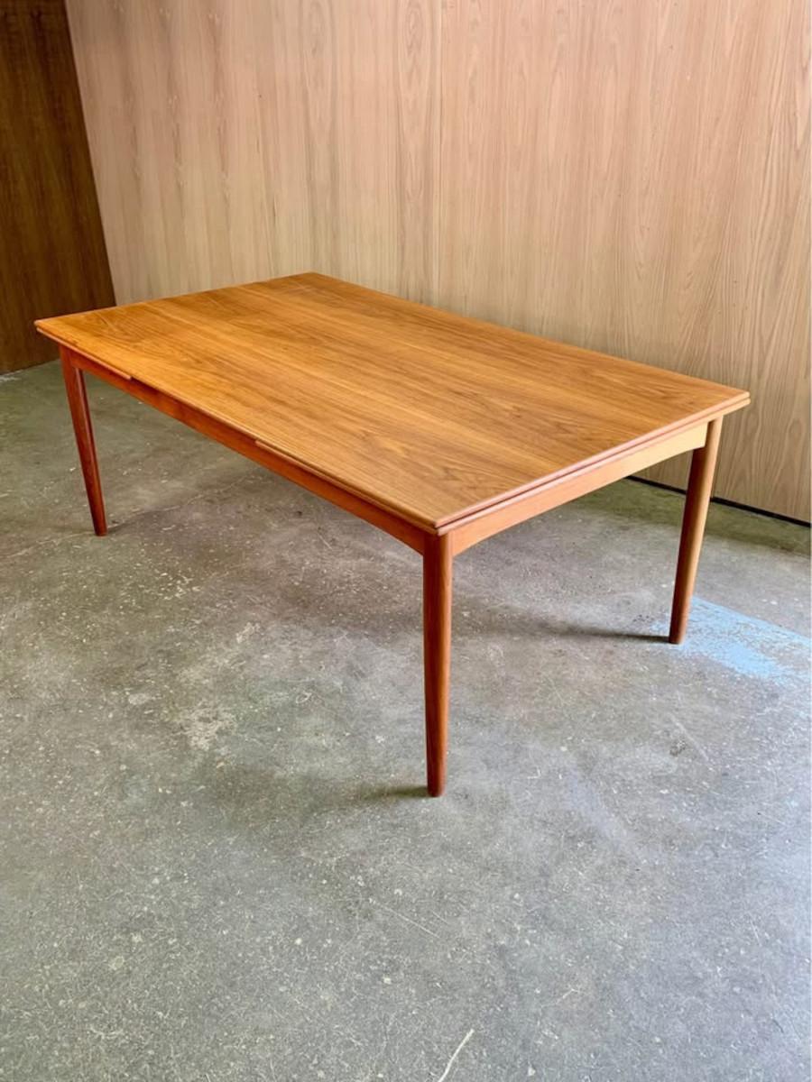Fresh from restoration, we’re excited to present this stunning 1960s Danish teak draw-leaf dining table by Børge Mogensen for Søborg Møbelfabrik. Expertly crafted with exceptional quality, it features seamlessly integrated self-storing leaves that