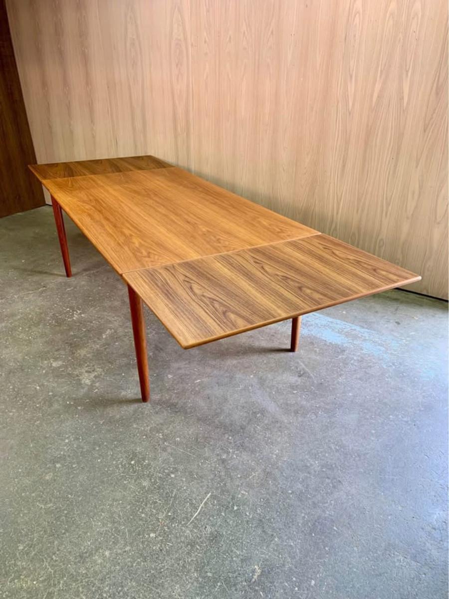 1960s Large Danish Teak Dining Table by Børge Mogensen for Soborg Møbelfabrik In Excellent Condition For Sale In Victoria, BC