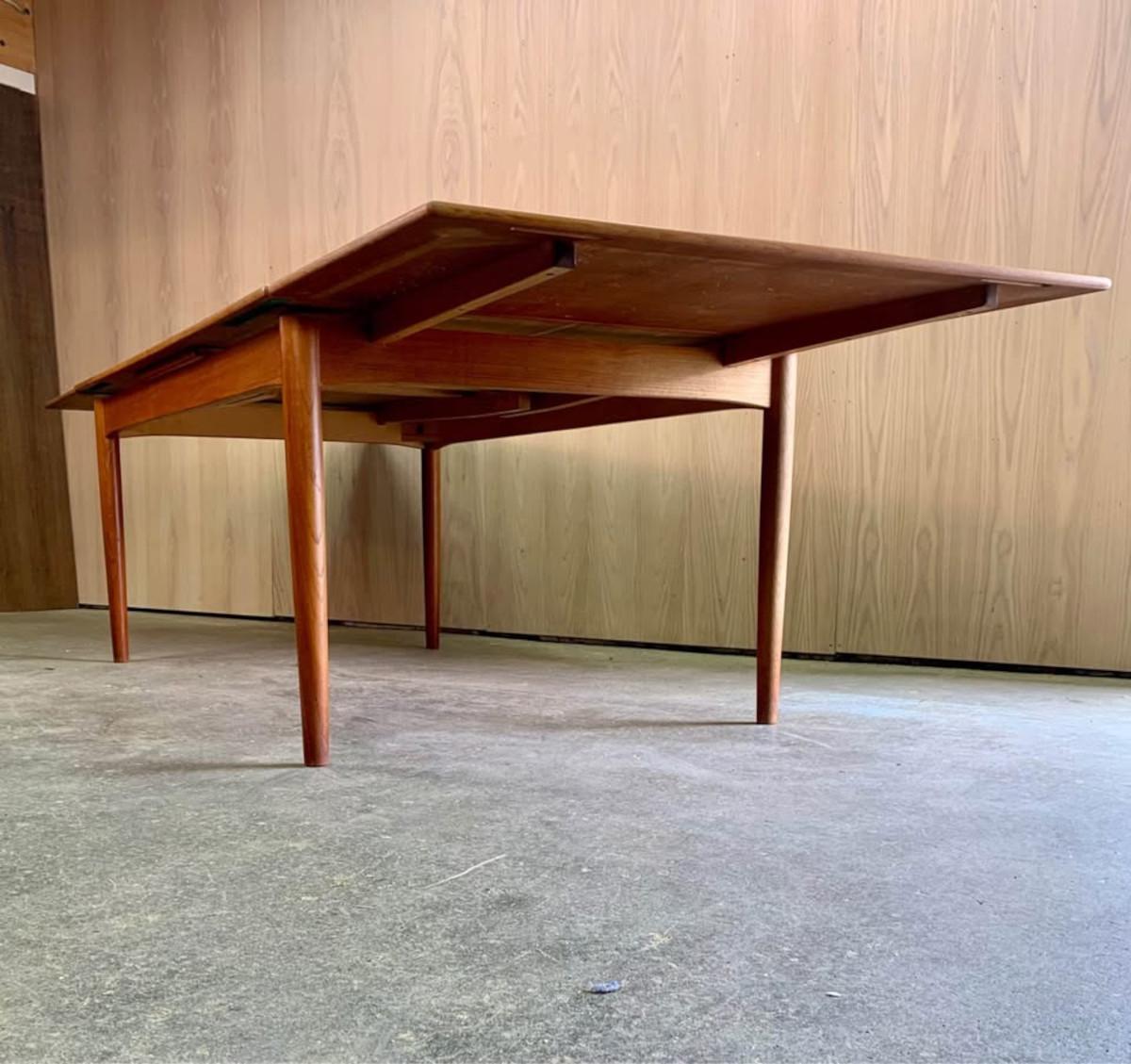 1960s Large Danish Teak Dining Table by Børge Mogensen for Soborg Møbelfabrik For Sale 1
