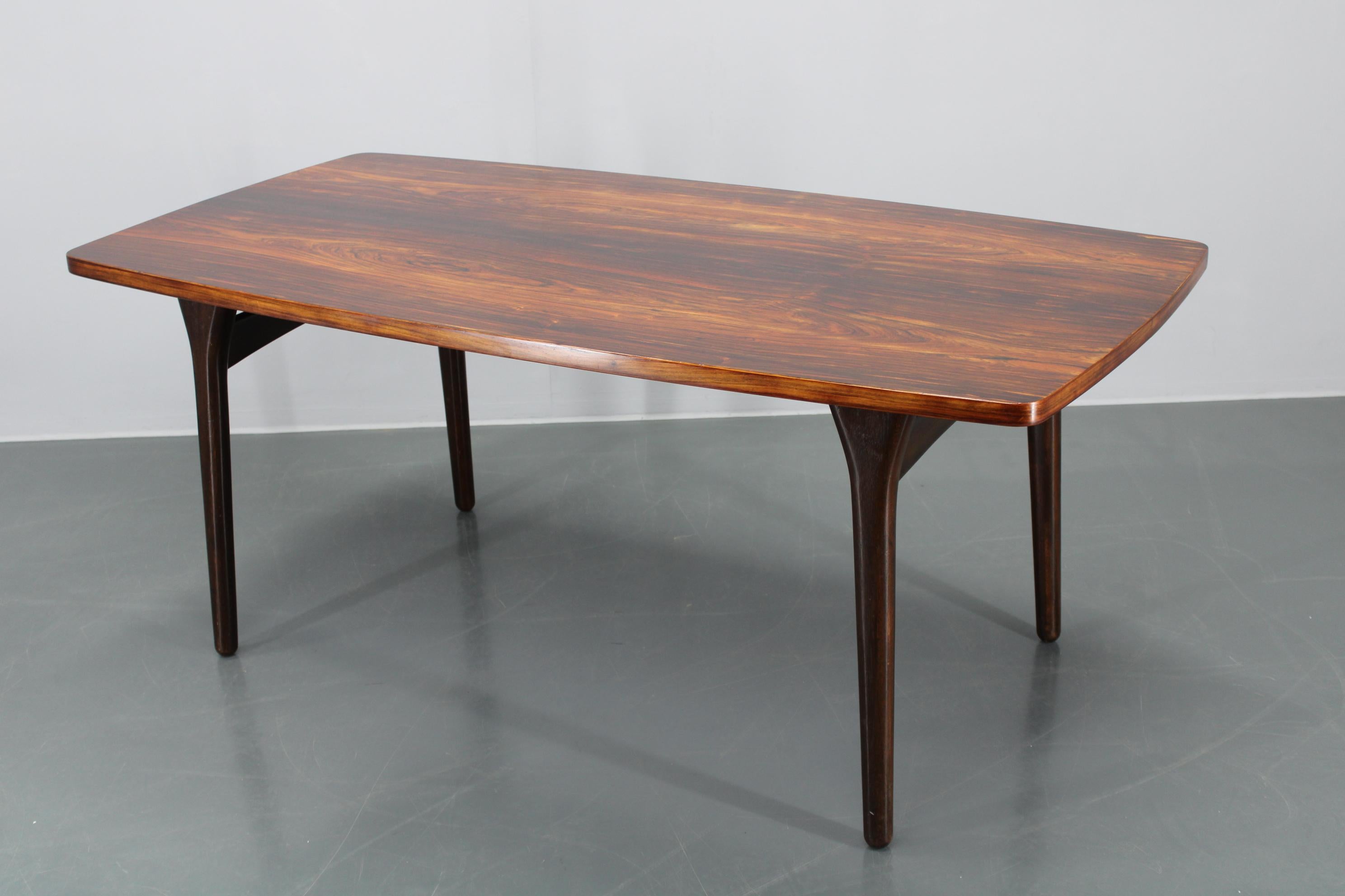 Gran mesa de comedor danesa de madera de los años 60 en venta 3