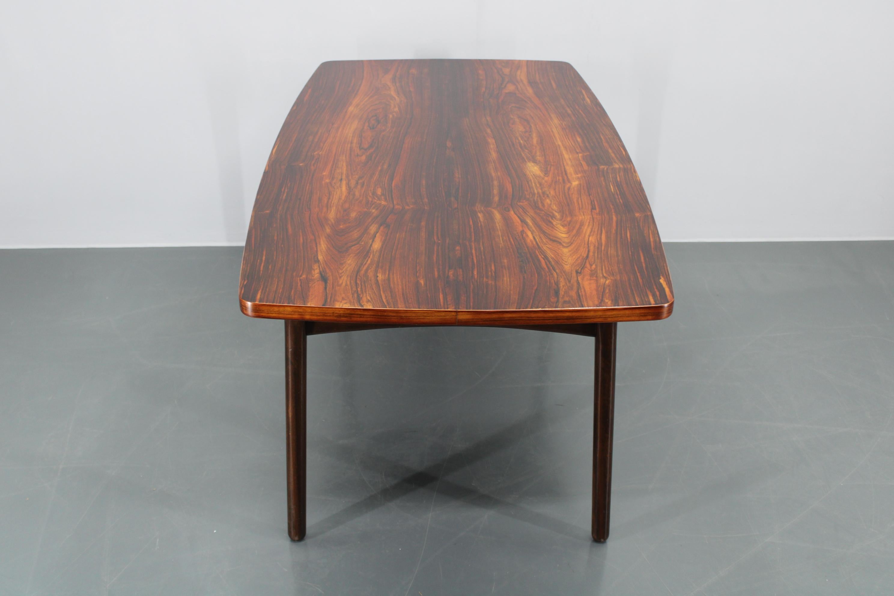Gran mesa de comedor danesa de madera de los años 60 en venta 4