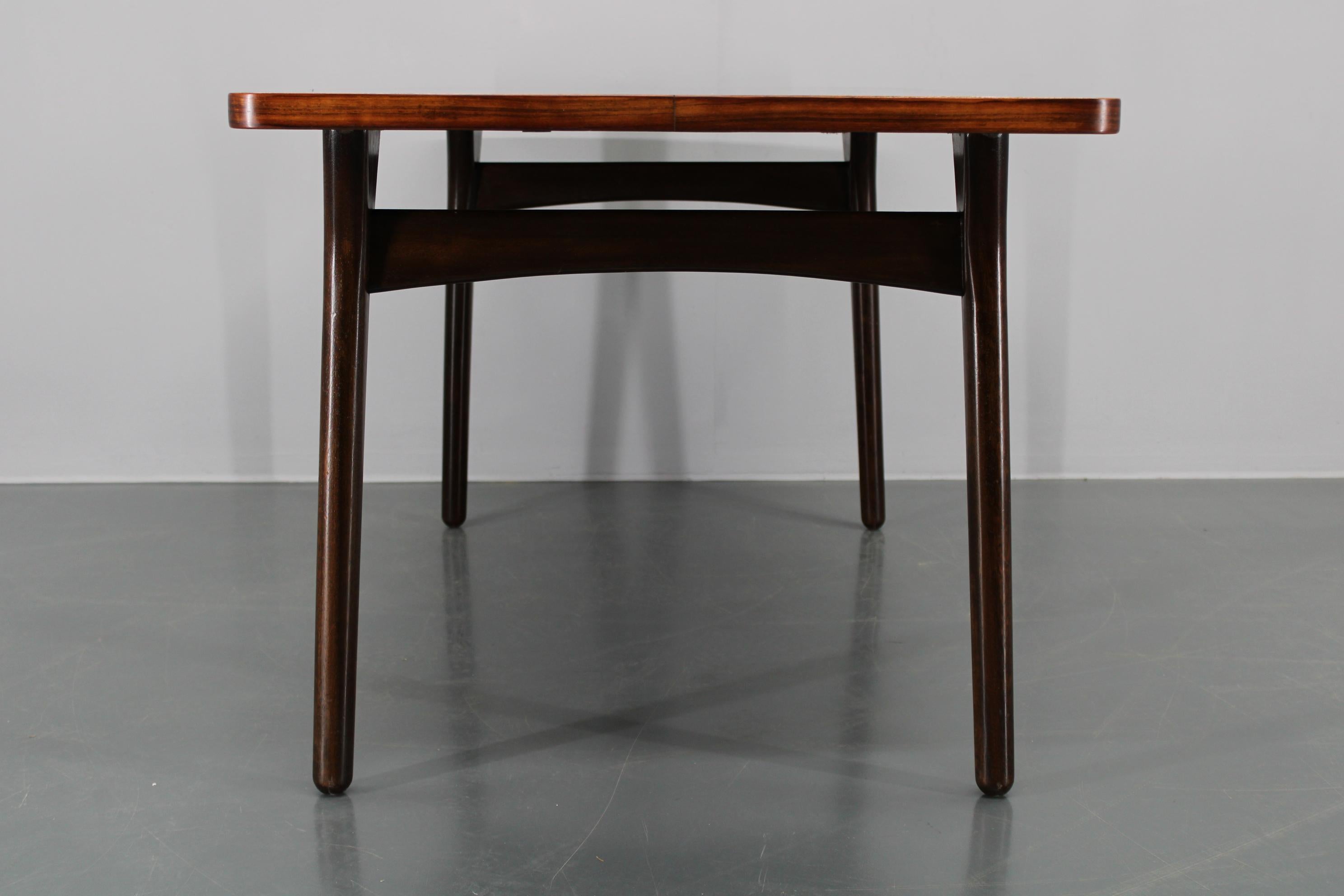 Gran mesa de comedor danesa de madera de los años 60 en venta 5