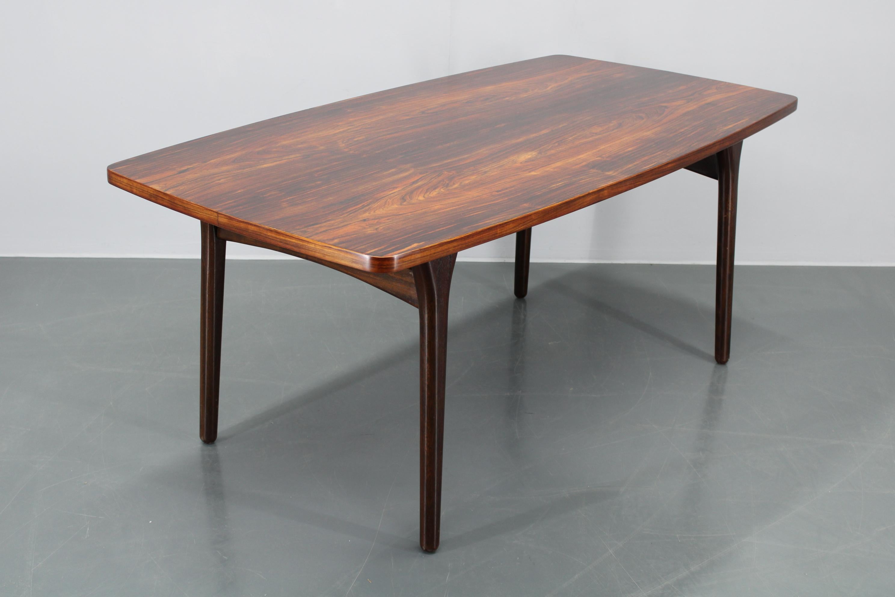 Gran mesa de comedor danesa de madera de los años 60 en venta 6