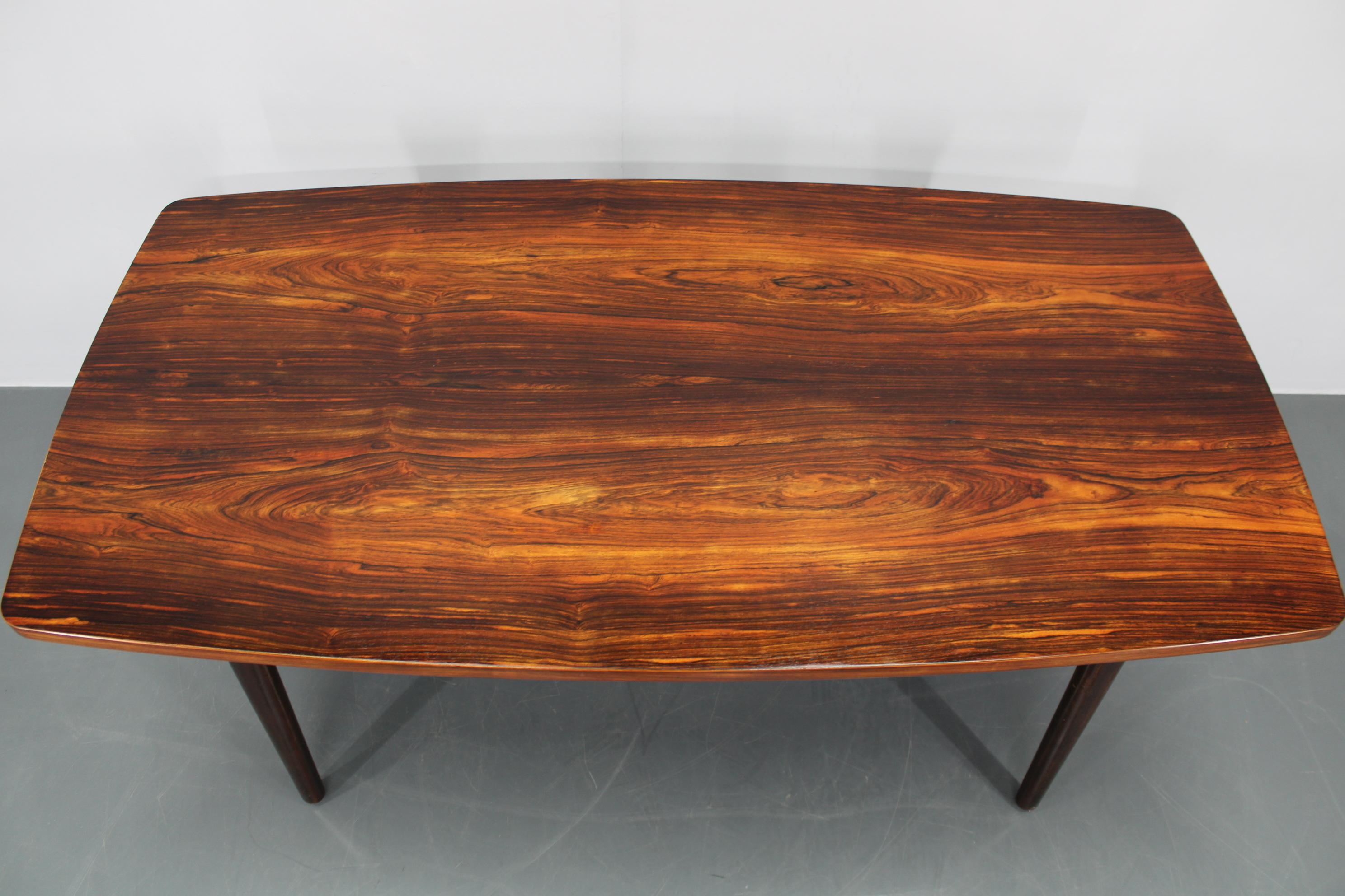 Gran mesa de comedor danesa de madera de los años 60 en venta 7