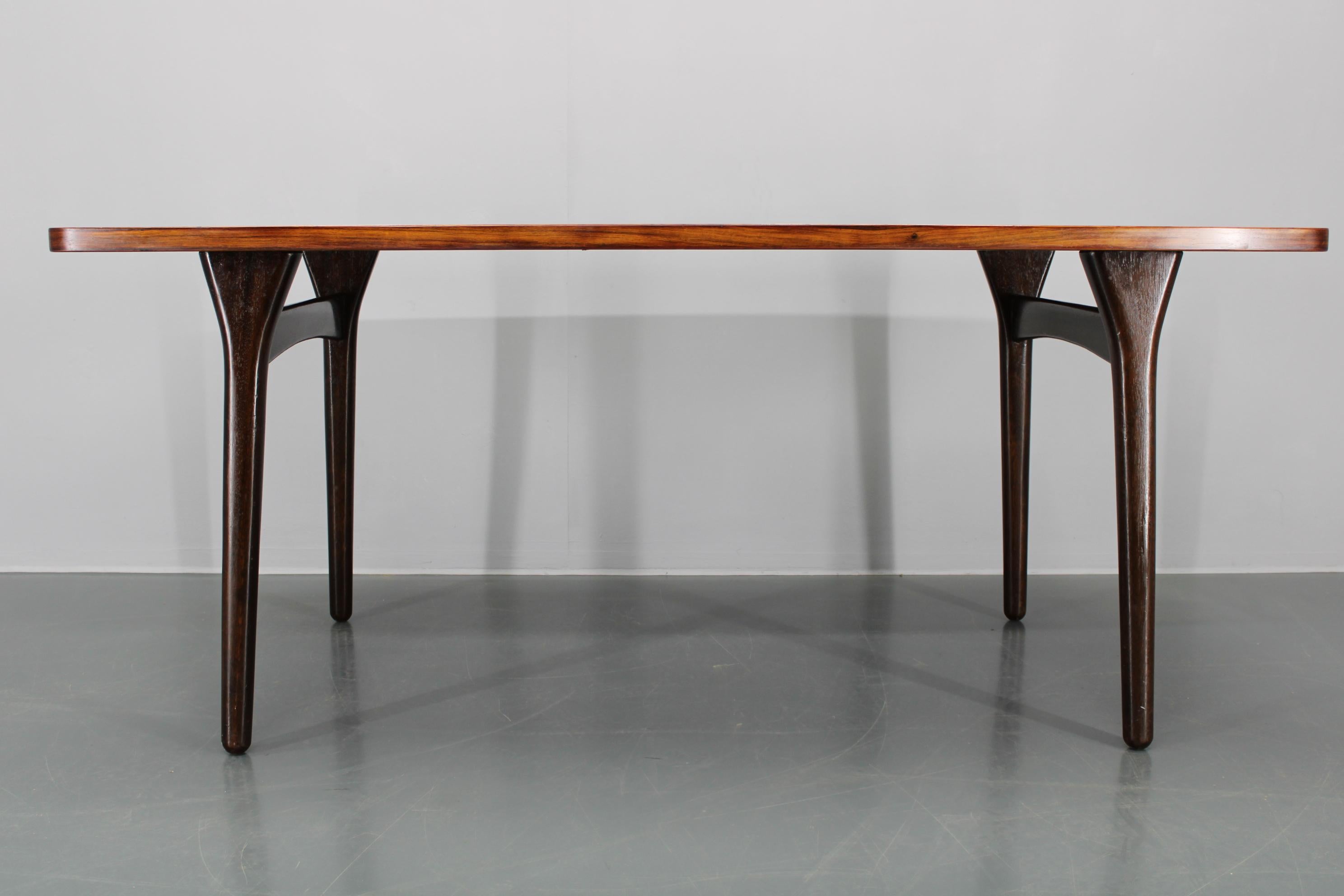 Gran mesa de comedor danesa de madera de los años 60 Moderno de mediados de siglo en venta