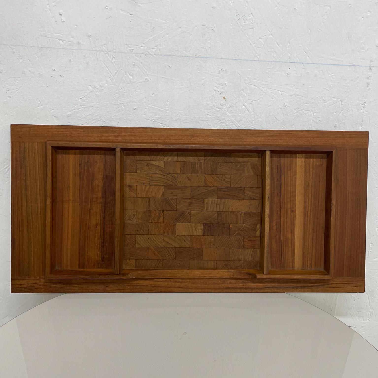 Teak tray
Large DANSK staved teakwood sectioned platter serving tray designer Jens H. Quistgaard
Very rare, reversible. Unmarked.
Measures: 25 length x 11.75 wide x 1.75 tall
Preowned original vintage unrestored condition.
Refer to images.
 