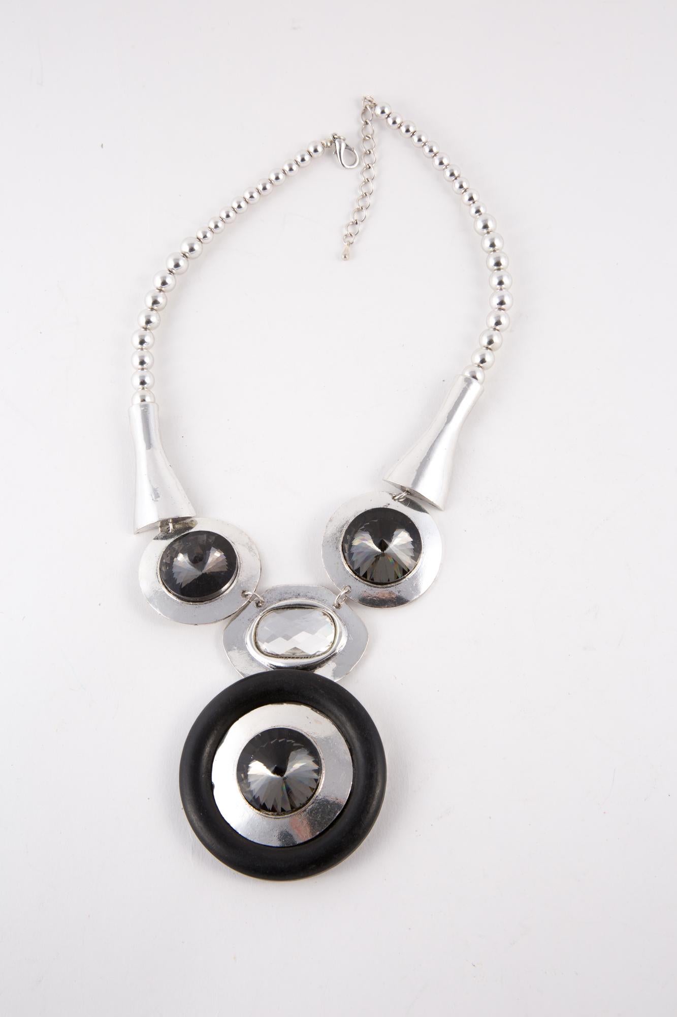  1960s large decorative necklace featuring round black wood medal, black glass beads, silver-tone chain, an adjustable length, a spring-ring fastening.
Maxi length inside : 21.25in. (54cm)
Center Medal Diameter: 3.1in. (8cm)
In good vintage