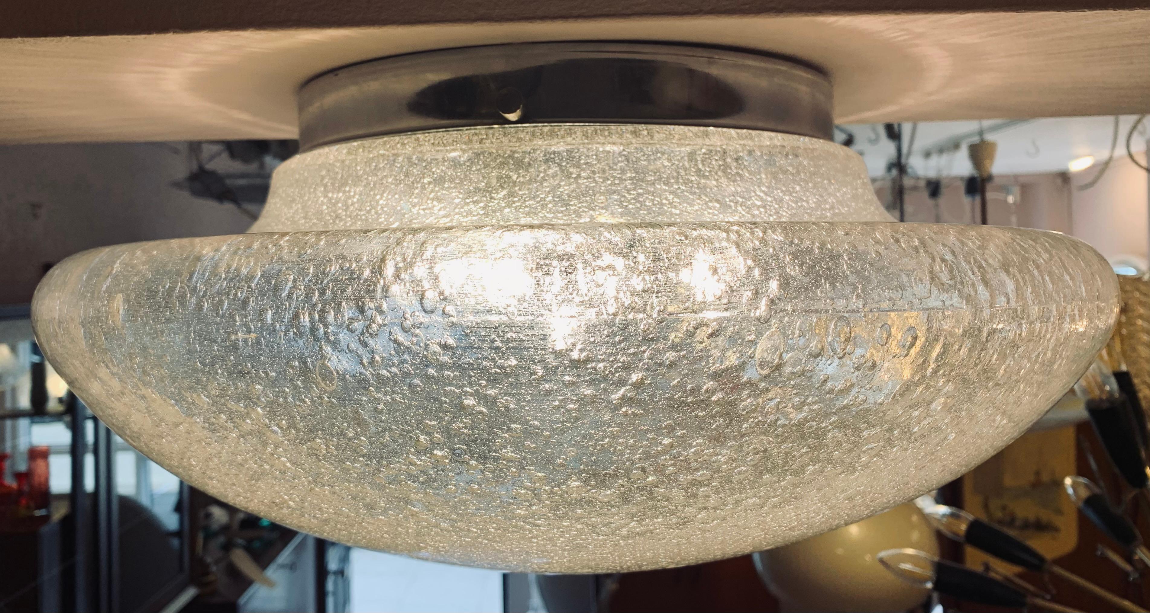 Große Doria Leuchten-Deckenhalterung aus poliertem Chrom und Blasenglas, 1960er Jahre (Poliert) im Angebot