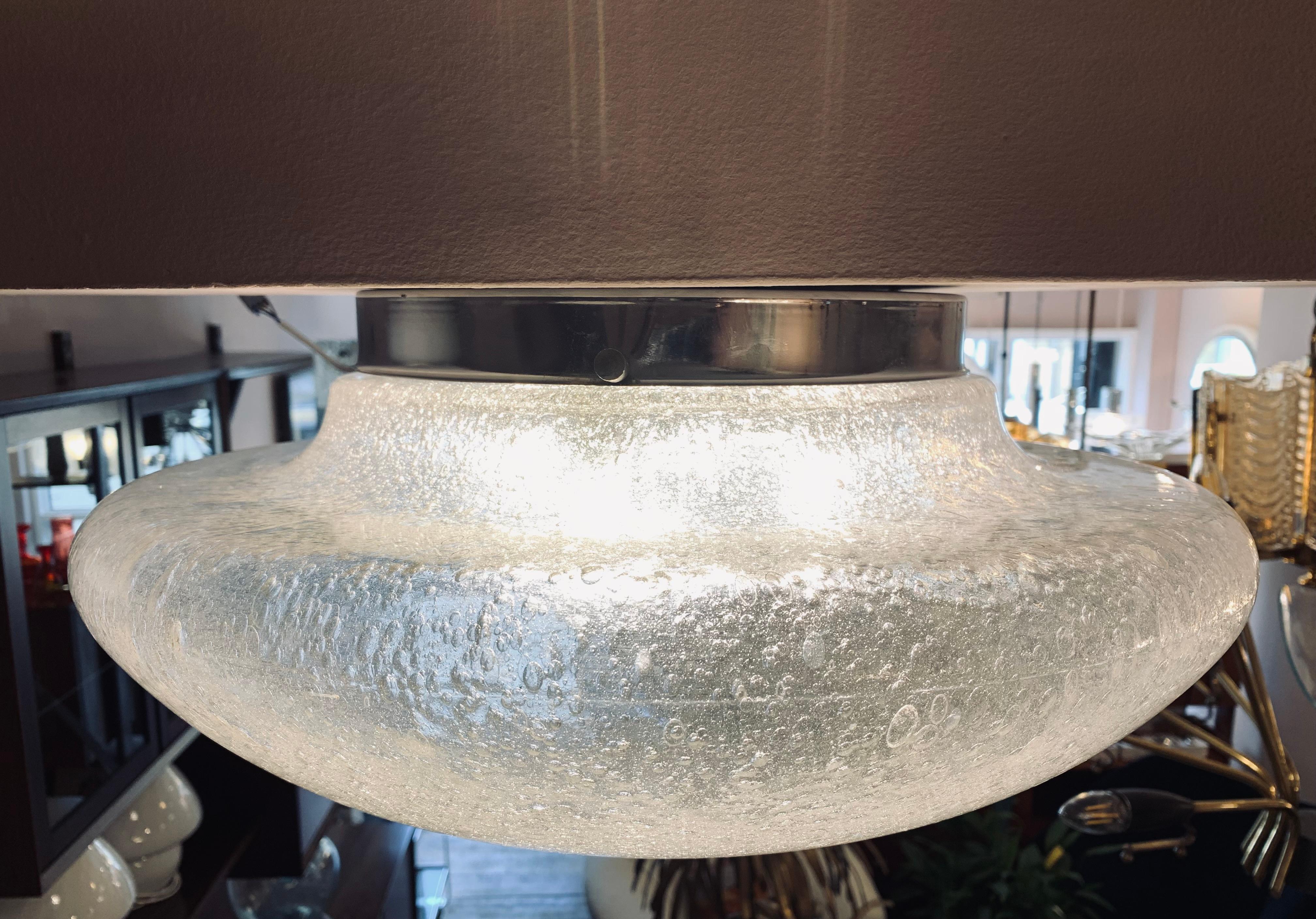 Grand plafonnier encastré Doria Leuchten des années 1960 en chrome poli et verre bullé en vente 1