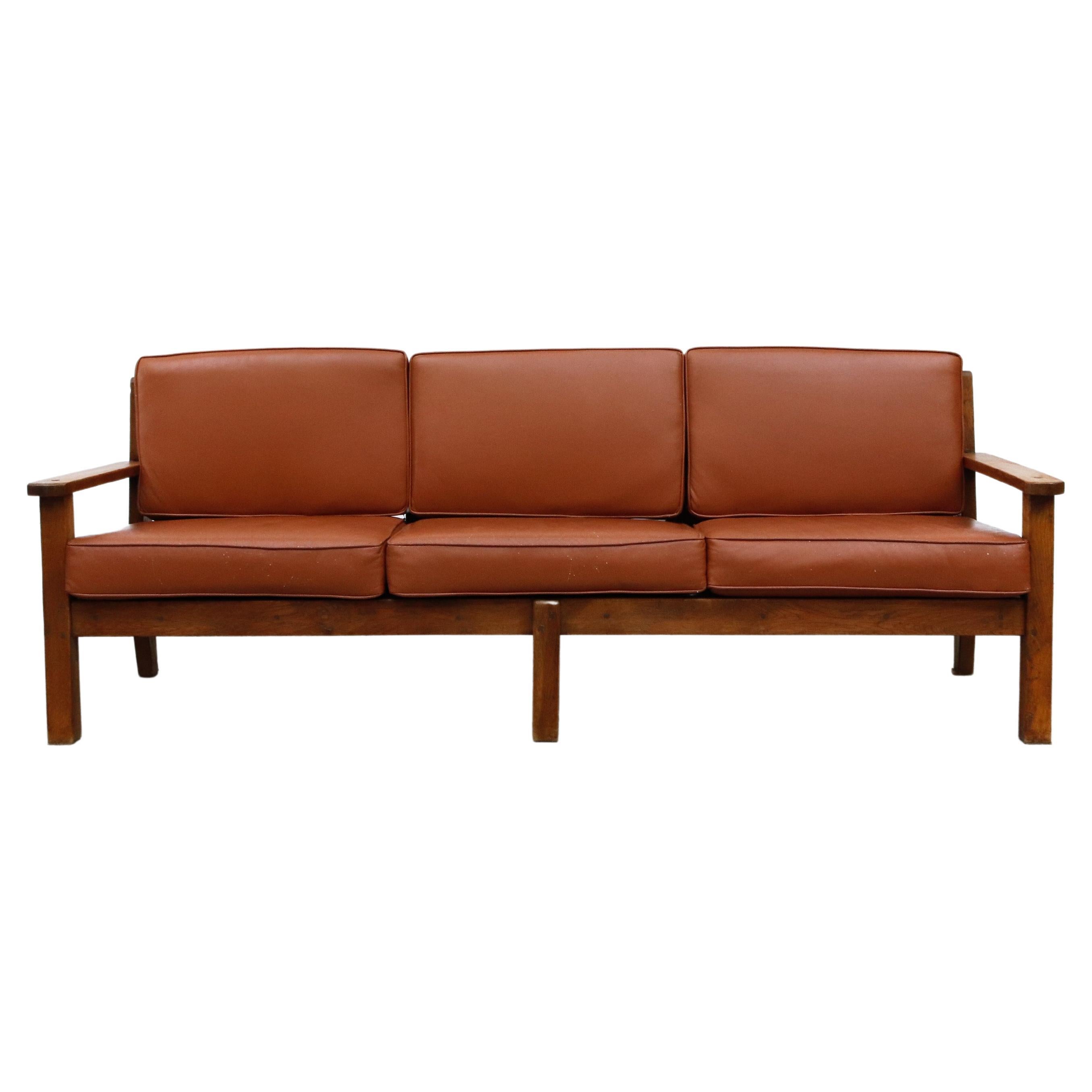 Grand banc en chêne hollandais avec coussins d'assise en cuir marron. Peut être utilisé avec ou sans les coussins. Magnifique construction, pièce lourde et élégante. En état original avec une usure conforme à son âge et à son utilisation. D'autres
