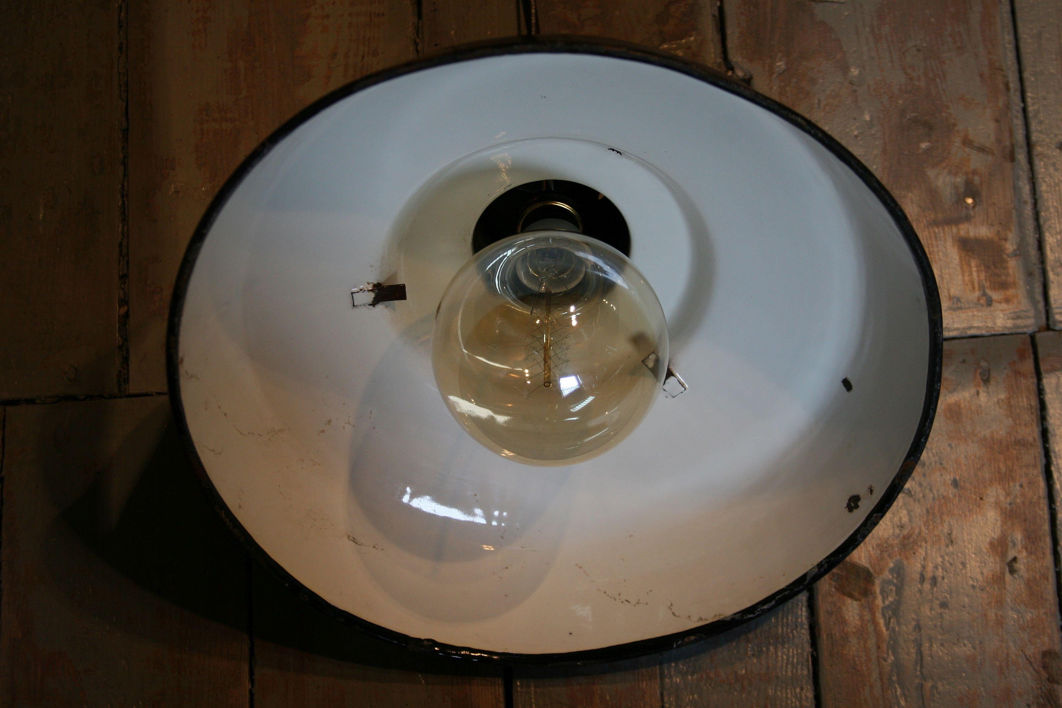 1960s Large Enamelled Factory Lamp Model 33 Mi In Good Condition For Sale In Warsaw, PL