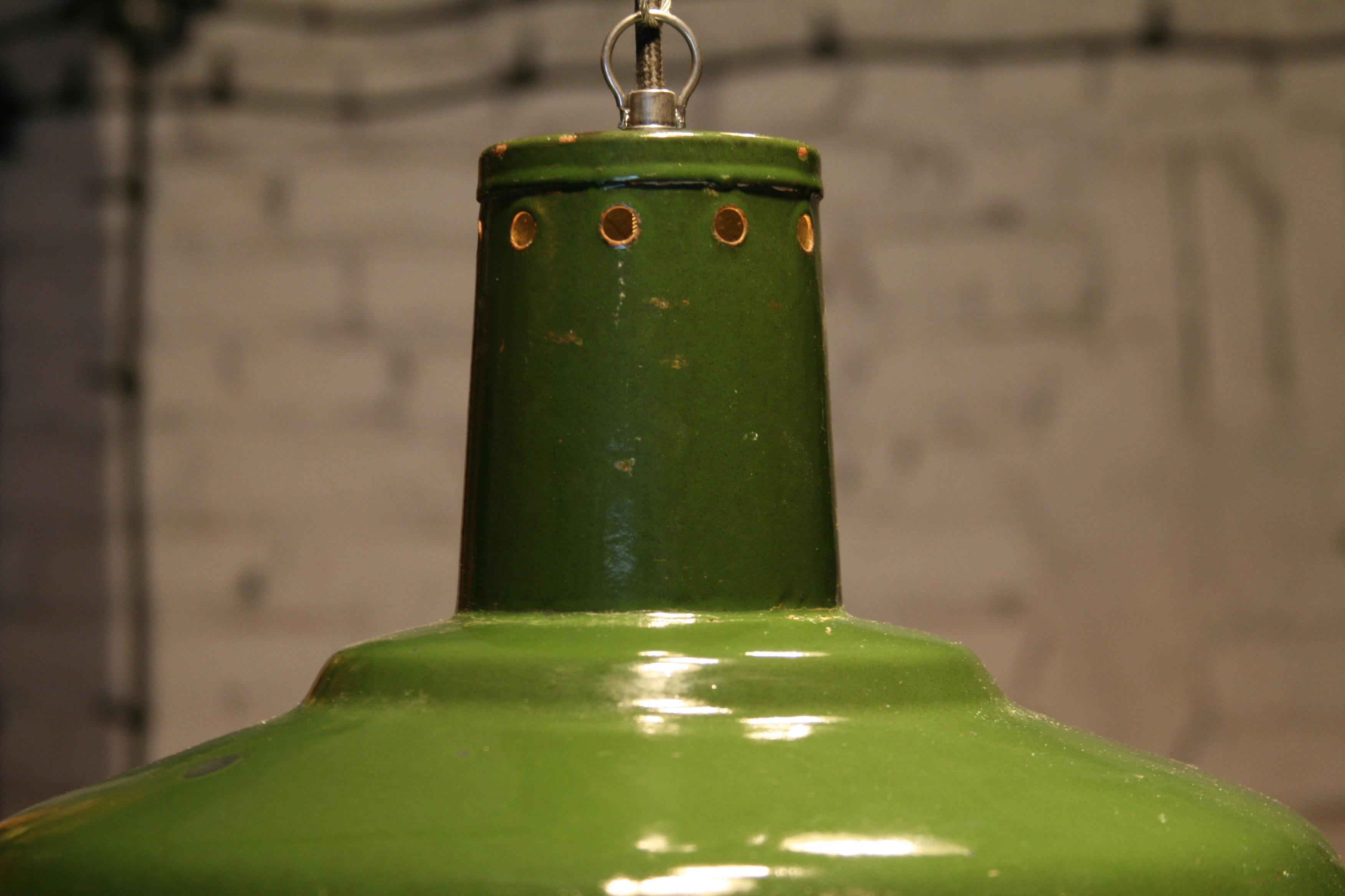 1960s Large Enamelled Factory Lamp Model 33 Mi 'Green Version' In Good Condition For Sale In Warsaw, PL