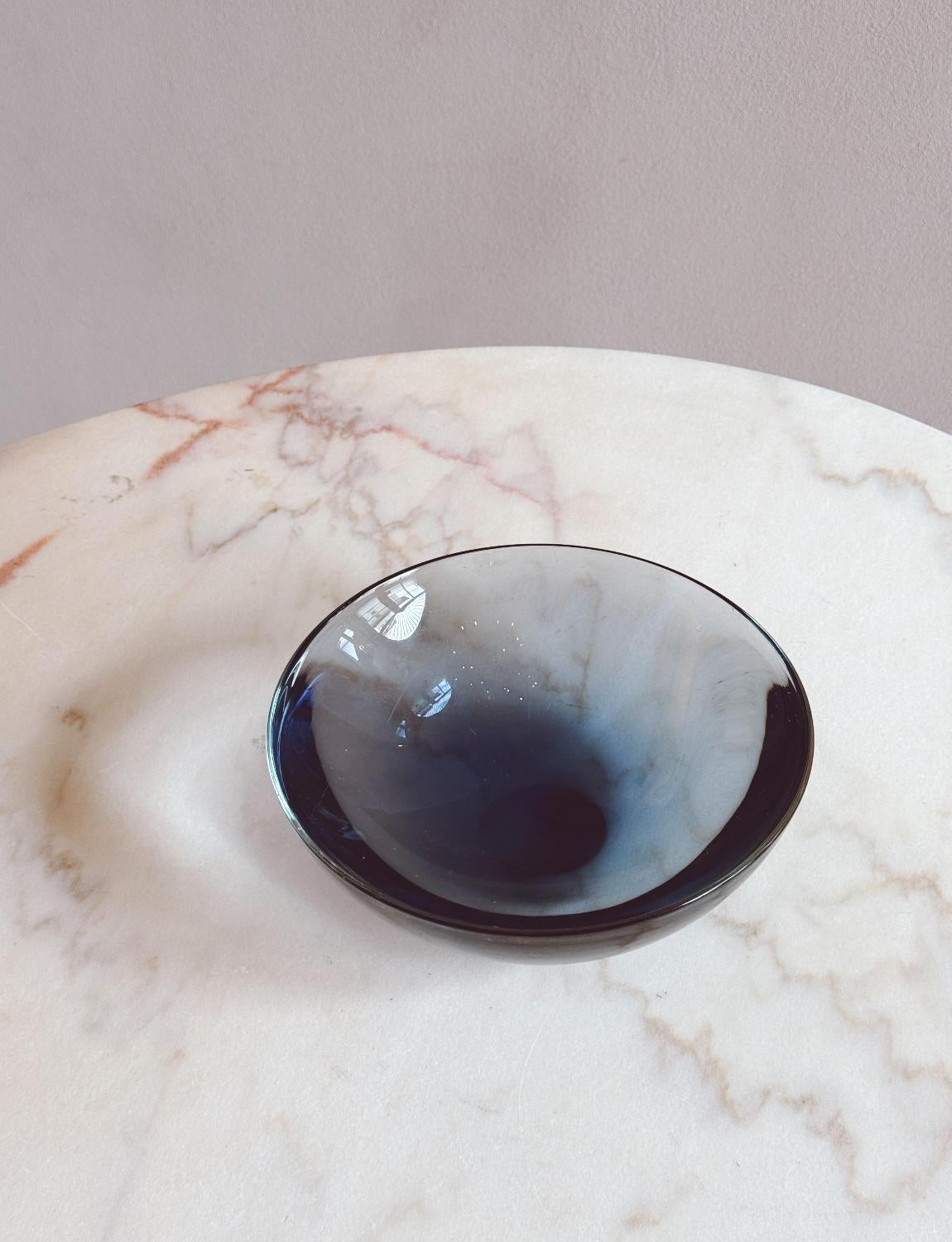 Cuenco grande Flavio Poli azul oscuro de los años 60 Vidrio en venta