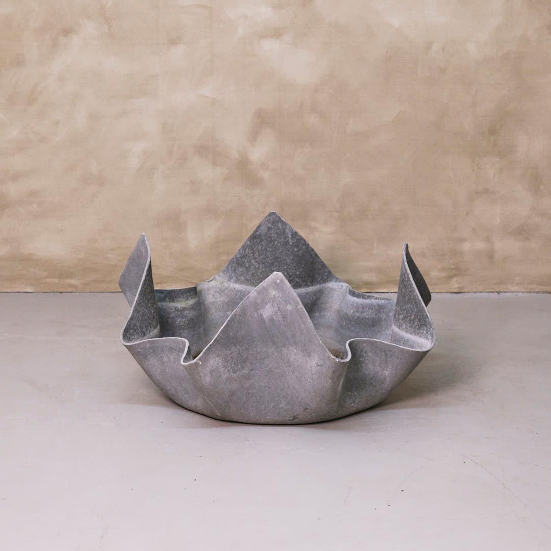 Increíble jardinera pañuelo grande de hormigón fundido fabricada en Suiza, años 60. Pieza vintage con gran forma moderna de Willy Guhl, perfecta para uso interior o exterior. Maravilloso envejecimiento, musgo y pátina por todas partes. Otros tamaños