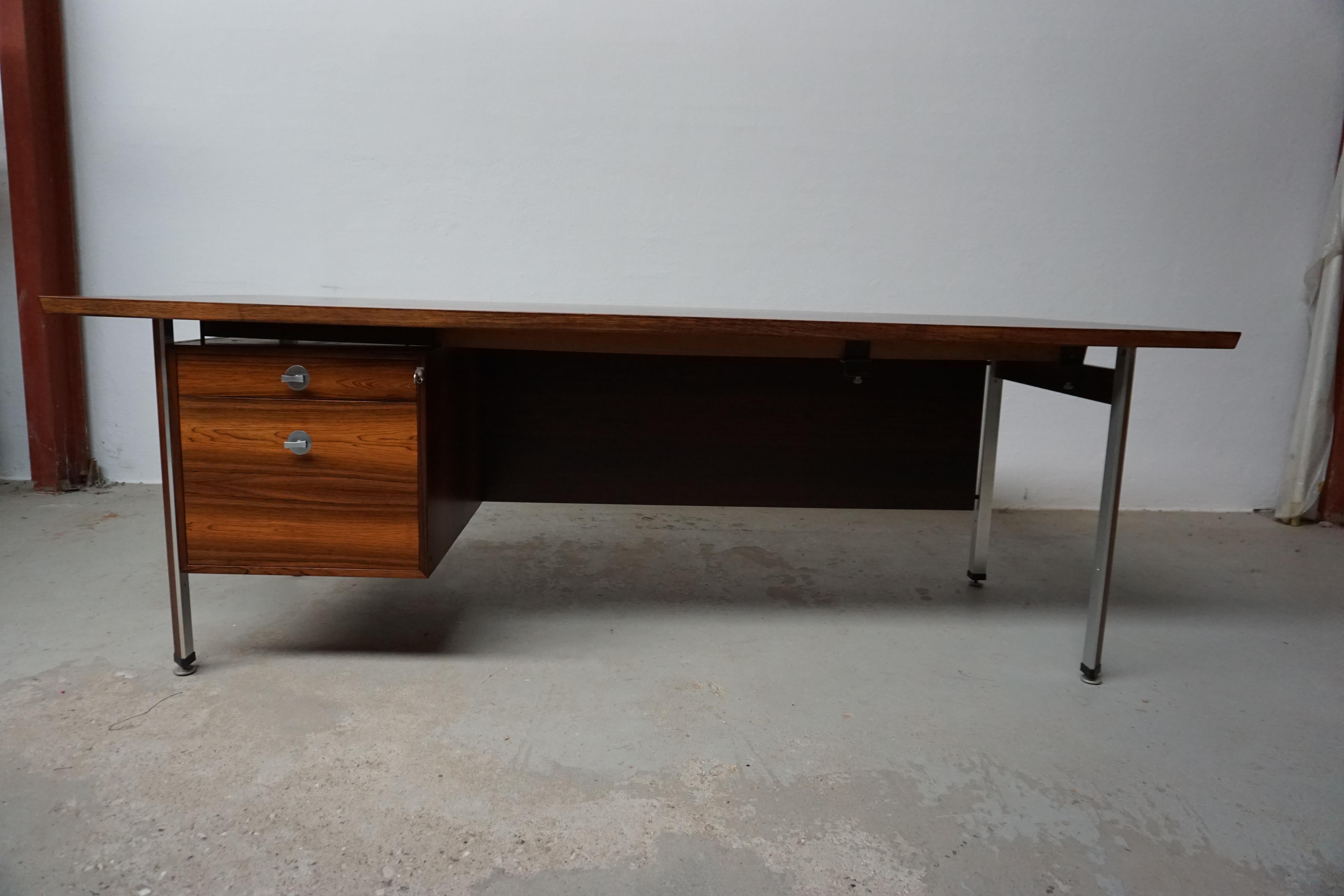 Danese 1960s Excecutive Brazilian Rosewood Desk by Finn Juhl in Excellent Condition in vendita