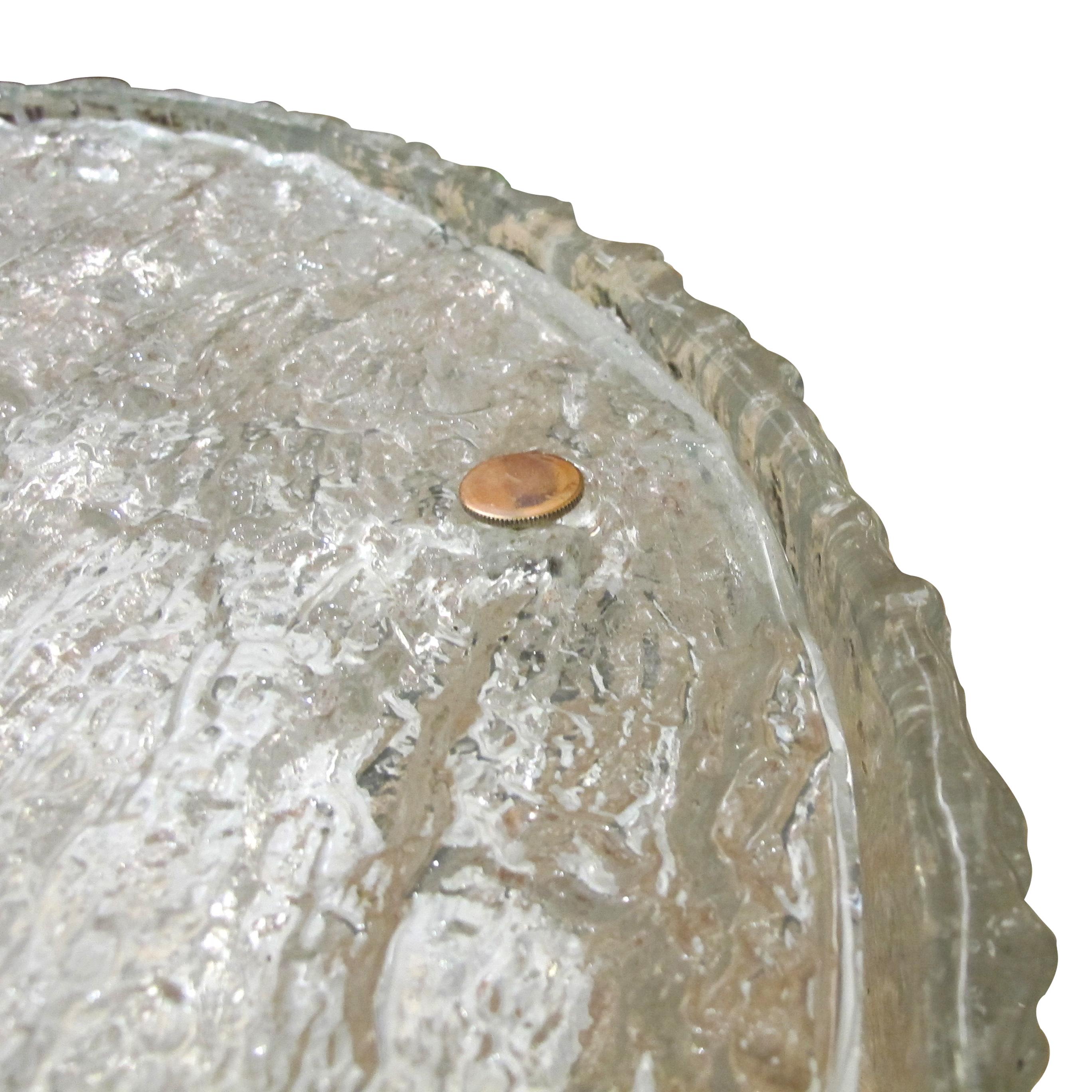 Milieu du XXe siècle 1960 Grande lampe de plafond encastrée en verre glacé texturé Kaiser Leuchten. en vente