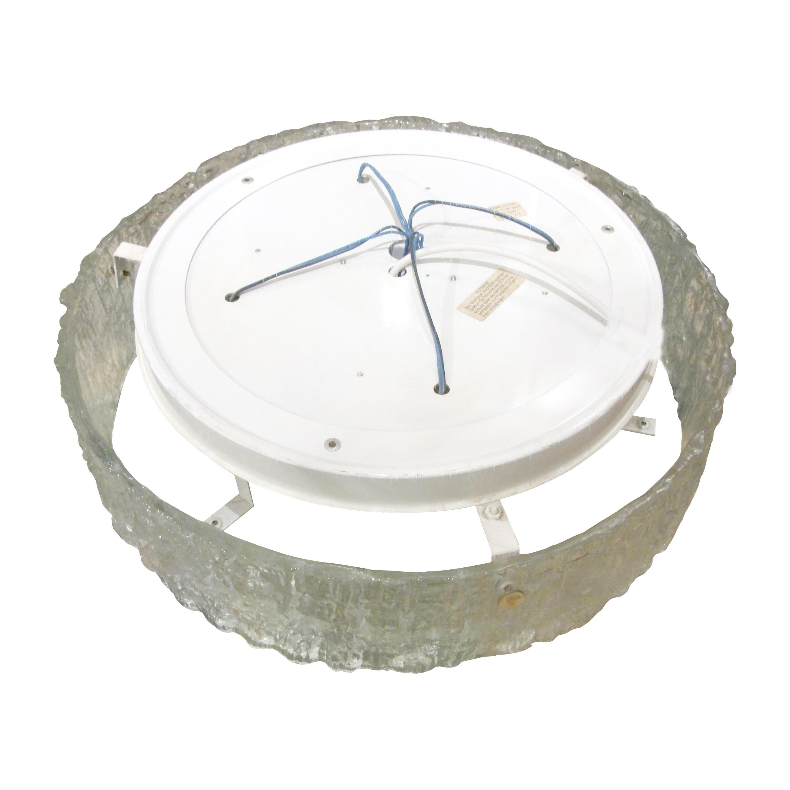 1960 Grande lampe de plafond encastrée en verre glacé texturé Kaiser Leuchten. en vente 1