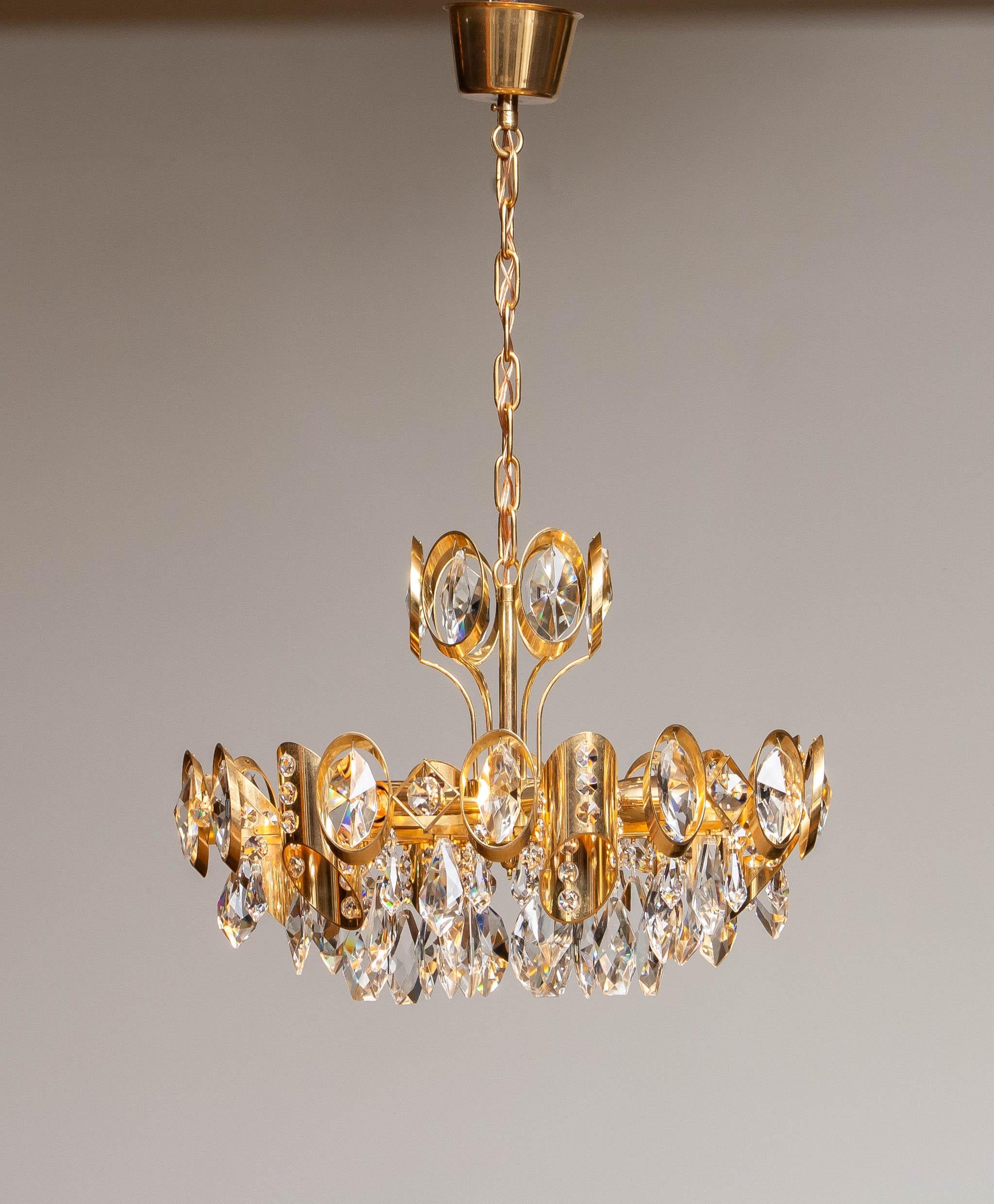 Magnifique luminaire en laiton doré de haute qualité rempli de magnifiques cristaux facettés par Ernest Palme pour Palwa Autriche.
Ce lustre est composé de six douilles E14 / E17. Techniquement à 100% et en bon état général.
La hauteur indiquée