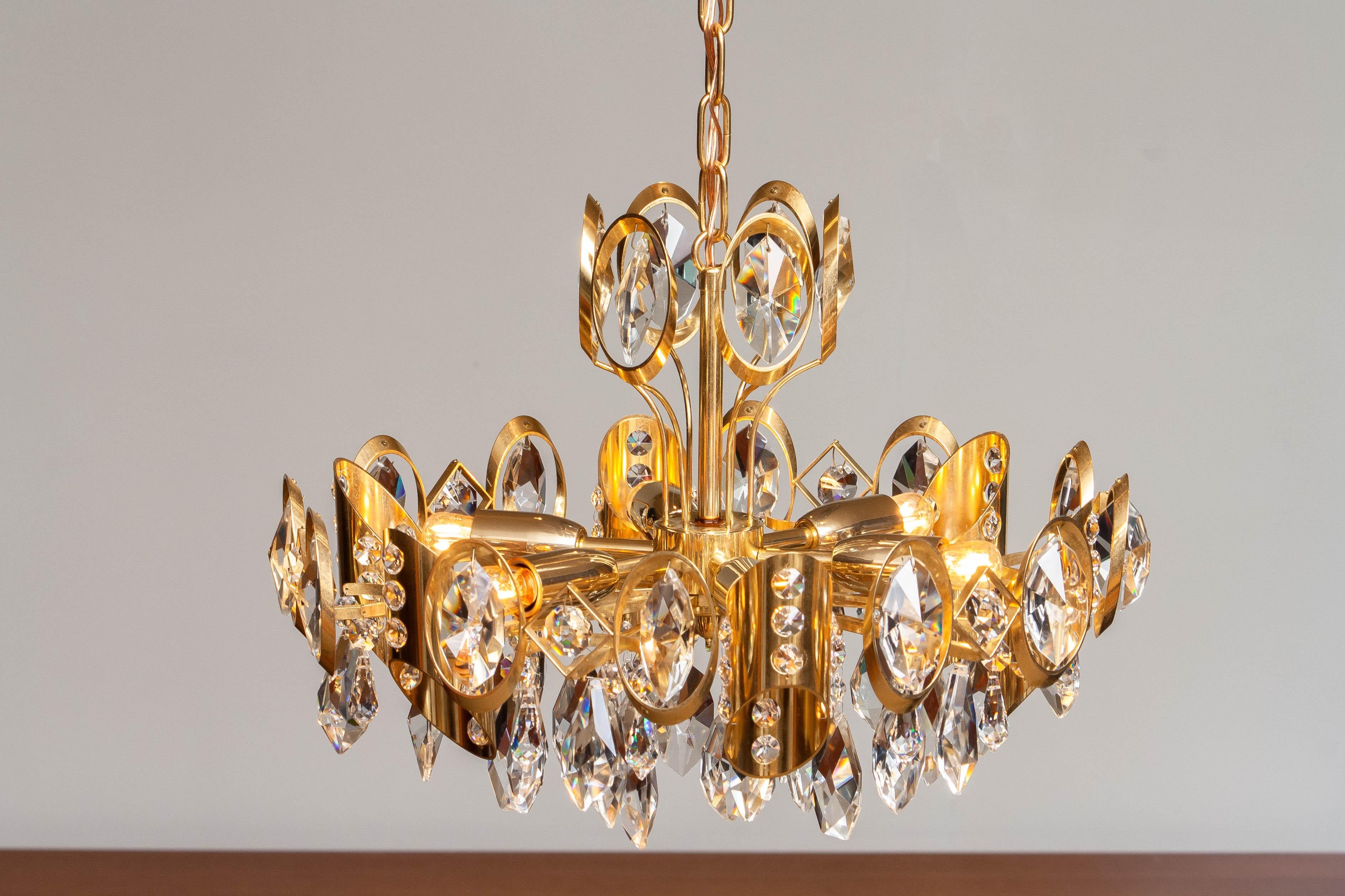 Hollywood Regency Grand lustre des années 1960 en laiton doré et cristaux facettés d'Ernest Palme, Autriche en vente