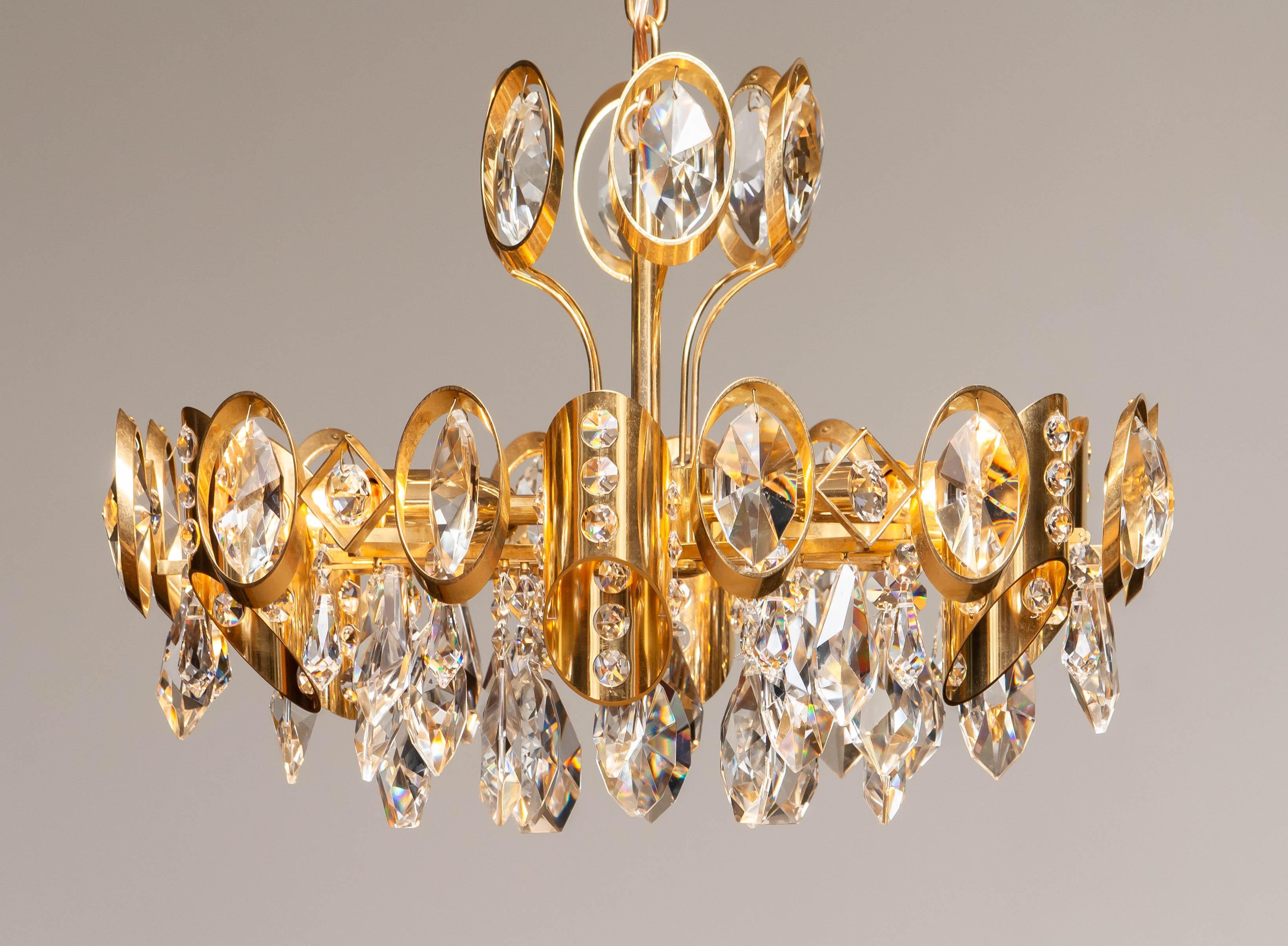 Doré Grand lustre des années 1960 en laiton doré et cristaux facettés d'Ernest Palme, Autriche en vente