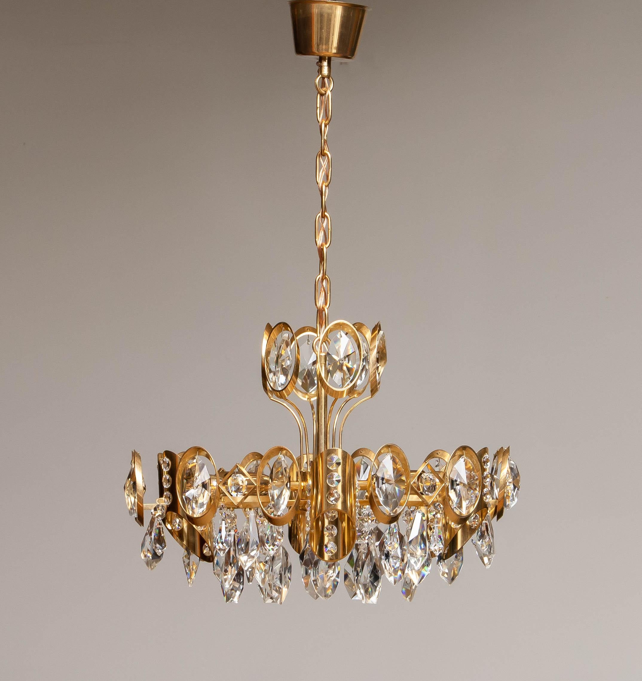 Milieu du XXe siècle Grand lustre des années 1960 en laiton doré et cristaux facettés d'Ernest Palme, Autriche en vente