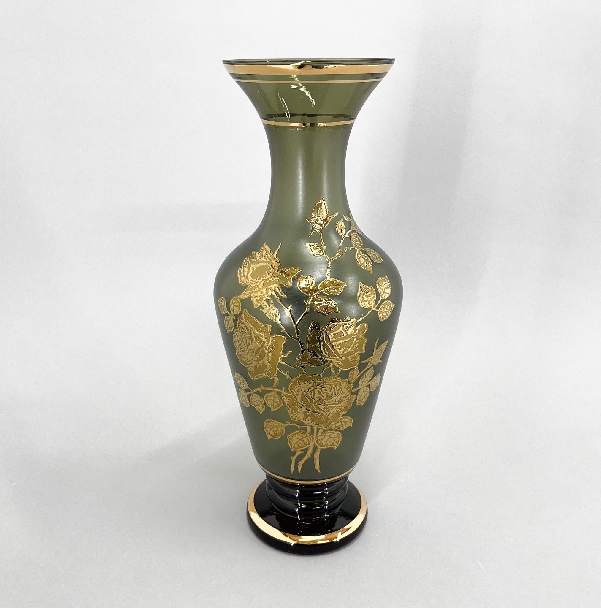 Grand vase vintage en verre vert de Bohème avec un décor de fleurs dorées et des rebords. Fabriqué dans l'ancienne Tchécoslovaquie.