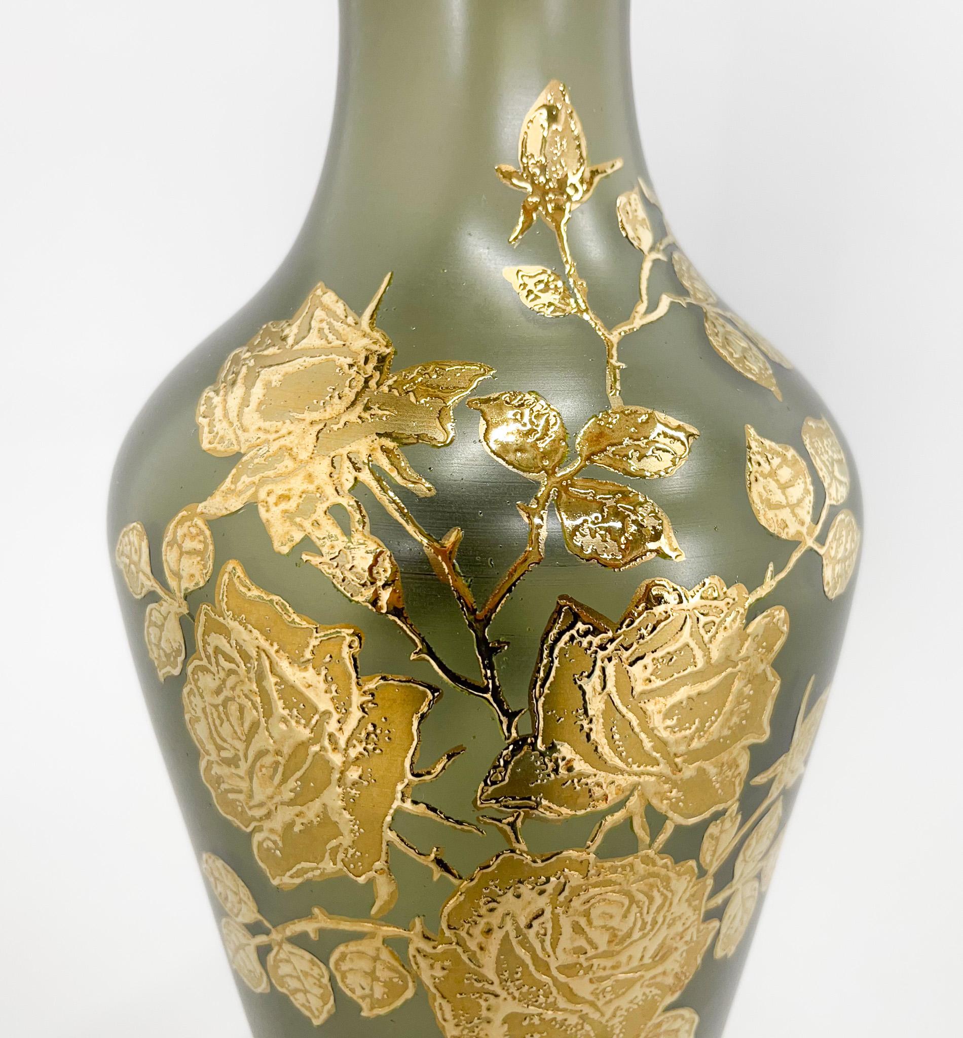 20ième siècle Grand vase en verre vert des années 1960 avec décor doré en vente