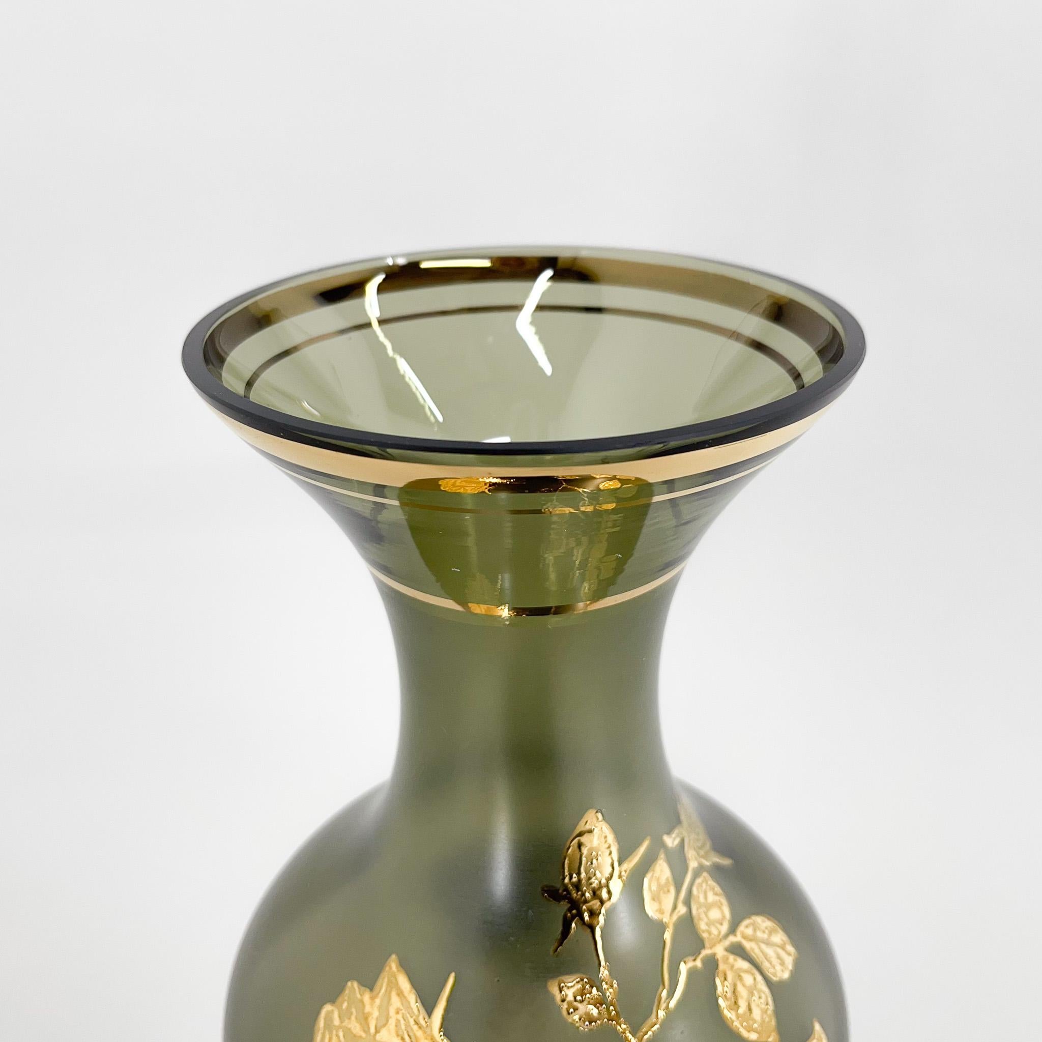 Verre Grand vase en verre vert des années 1960 avec décor doré en vente