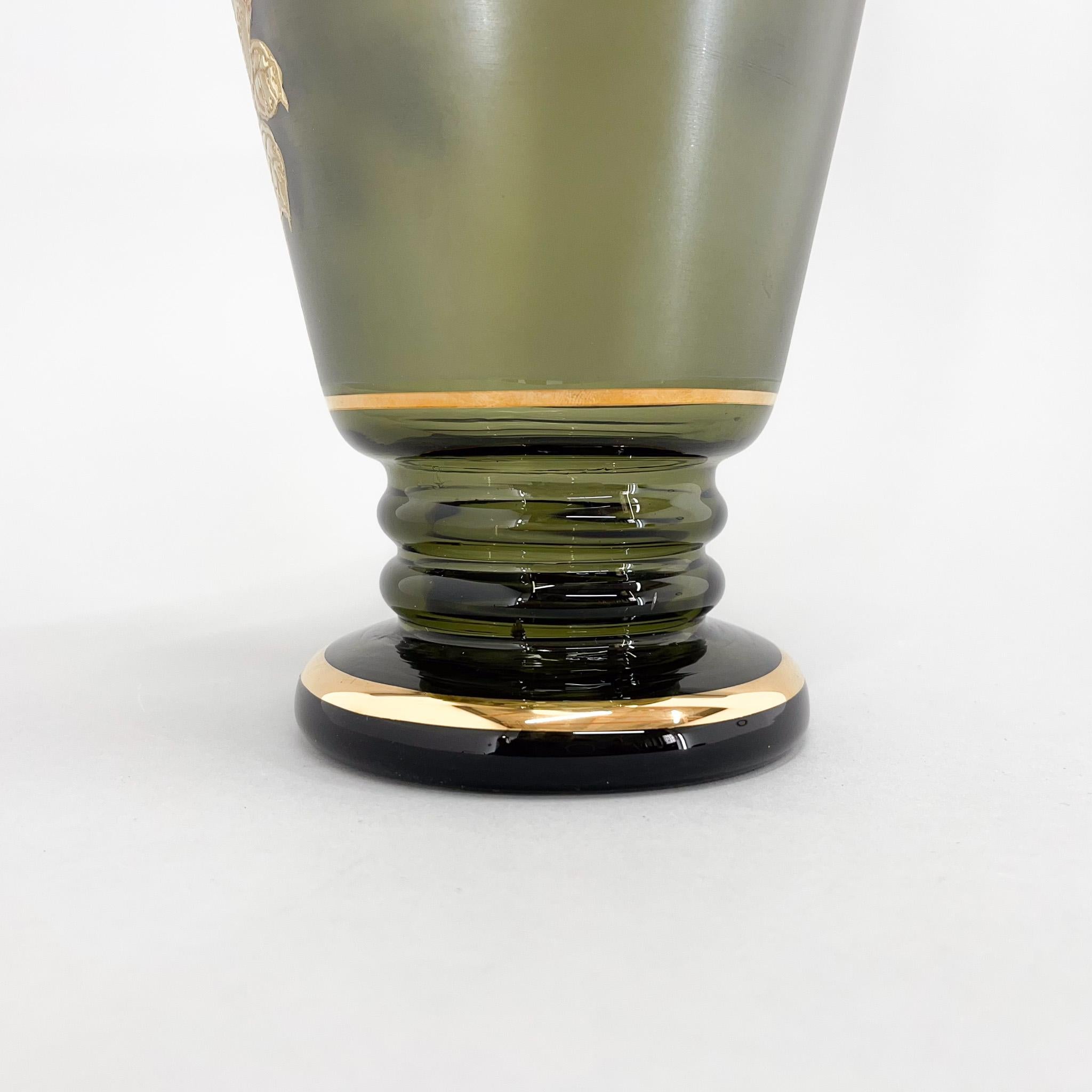 Große grüne Glasvase aus den 1960er Jahren mit goldenem Dekor im Angebot 2