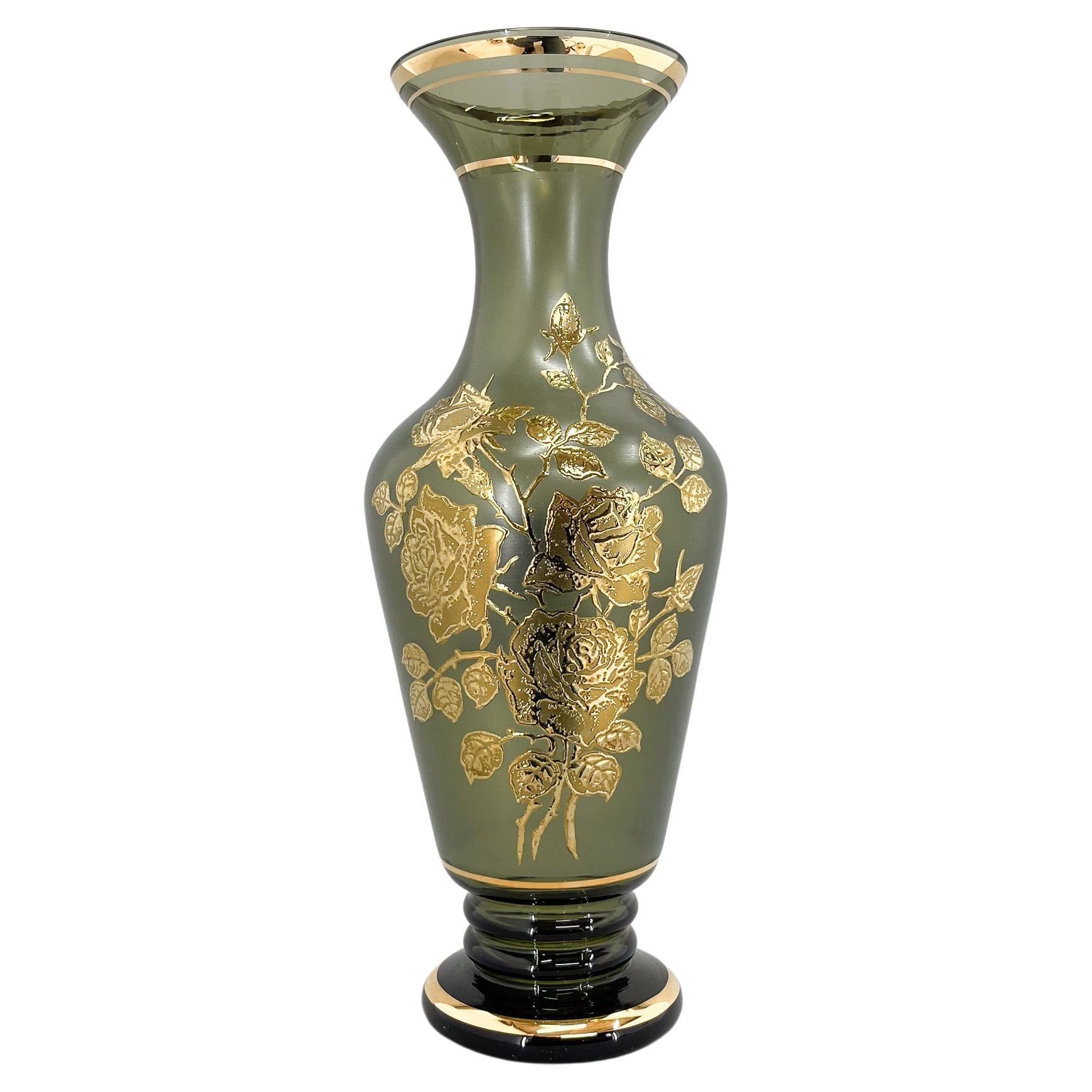 Grand vase en verre vert des années 1960 avec décor doré en vente