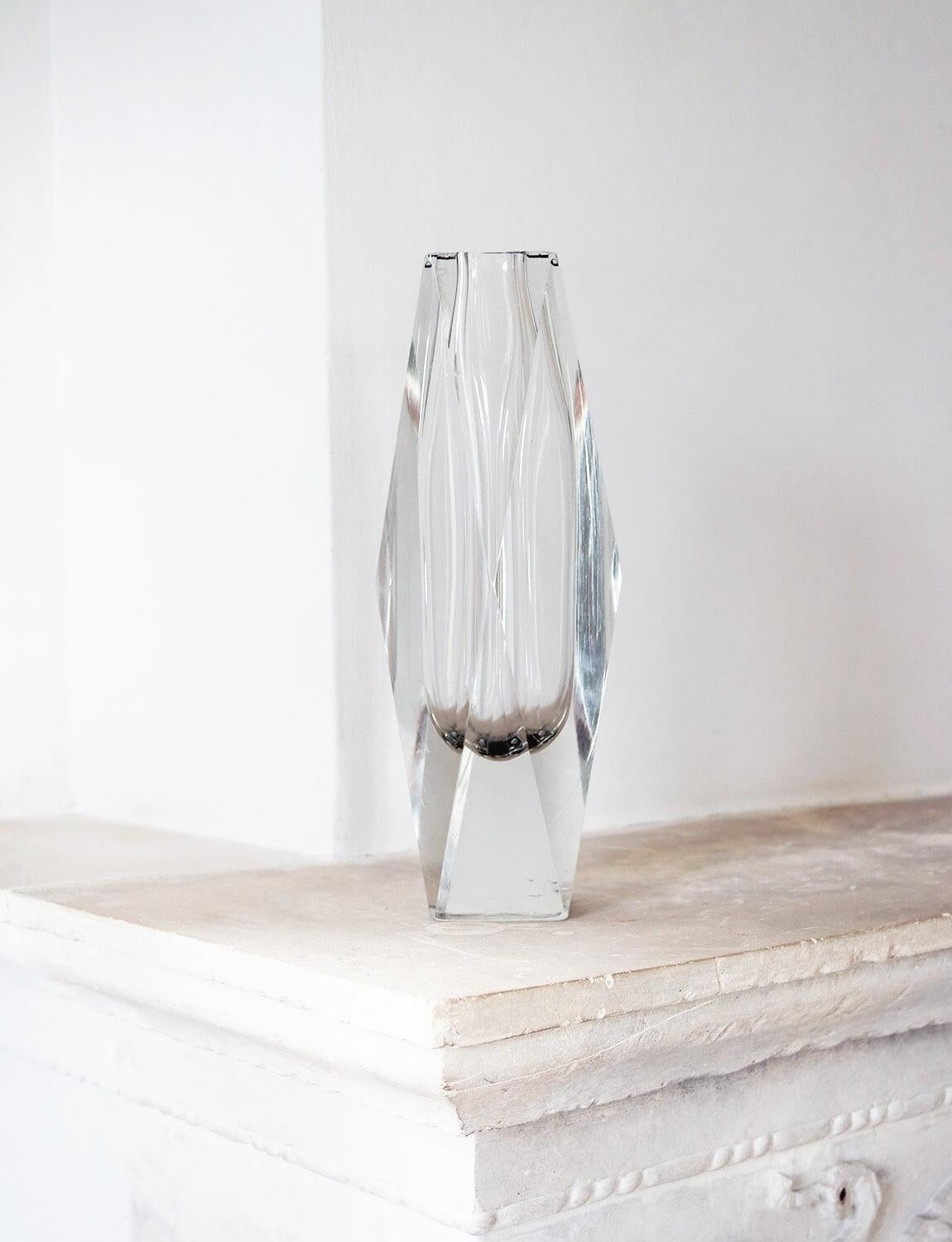 Eine große 1960er Alessandro Mandruzzato Murano Glas Vase . Dieses exzellente Beispiel einer facettierten Glasvase von Alessandro Mandruzzato ist einfach, elegant und für sein Alter in gutem Zustand. Sie stammt aus einer privaten Sammlung von