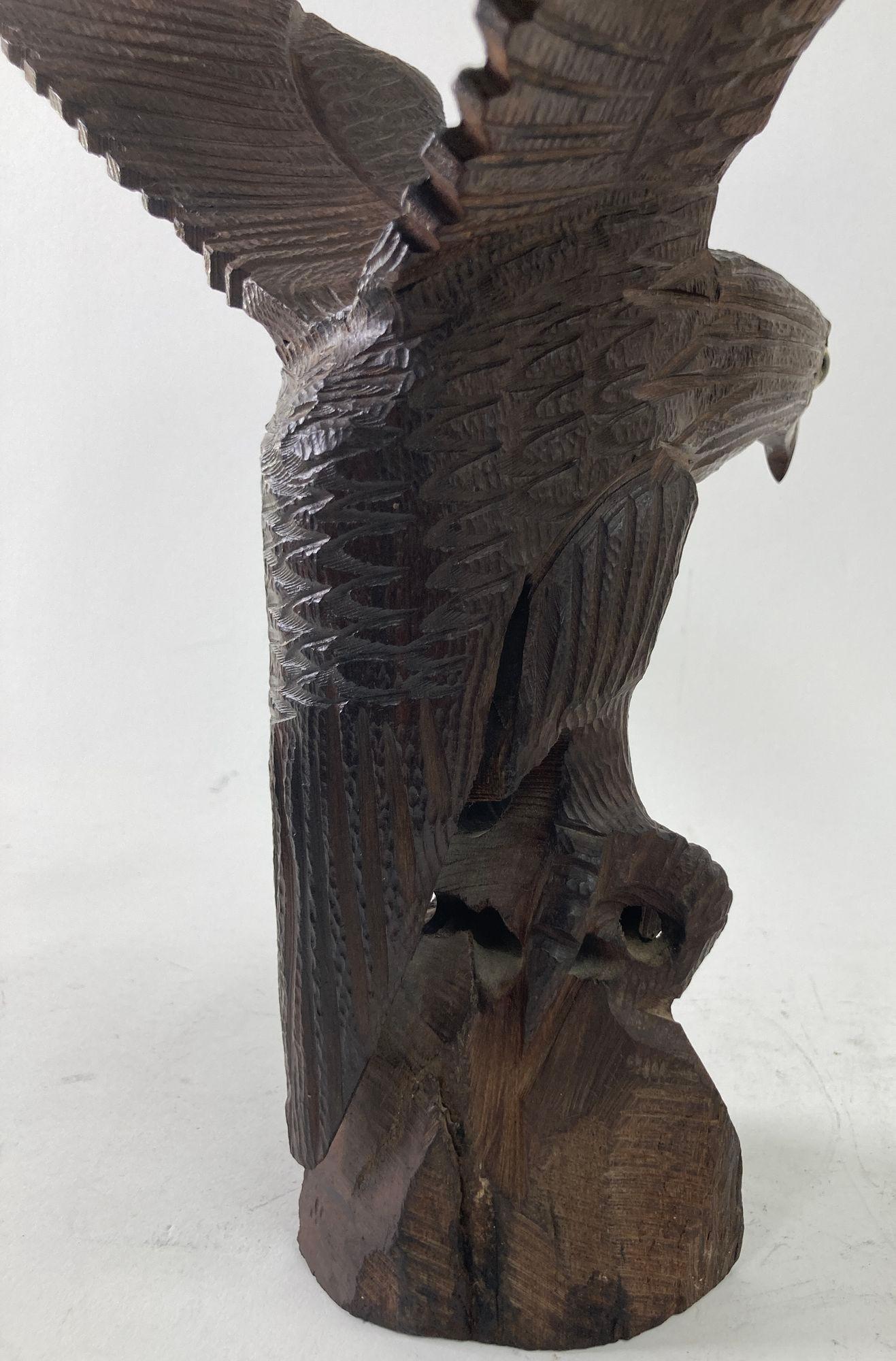 Grande sculpture d'art d'aigle d'Amérique en bois de fer sculpté à la main des années 1960 en vente 4