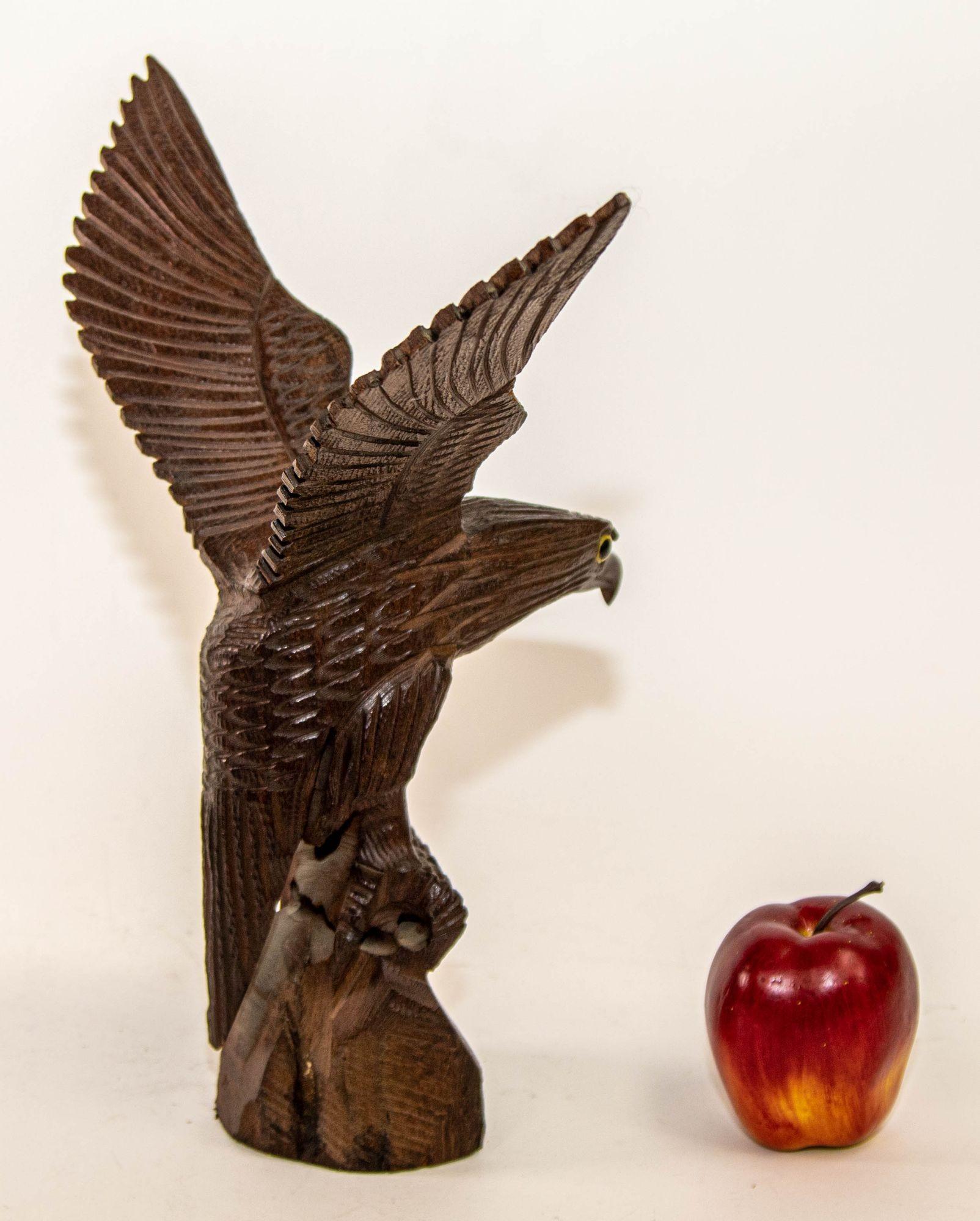 Bois Grande sculpture d'art d'aigle d'Amérique en bois de fer sculpté à la main des années 1960 en vente