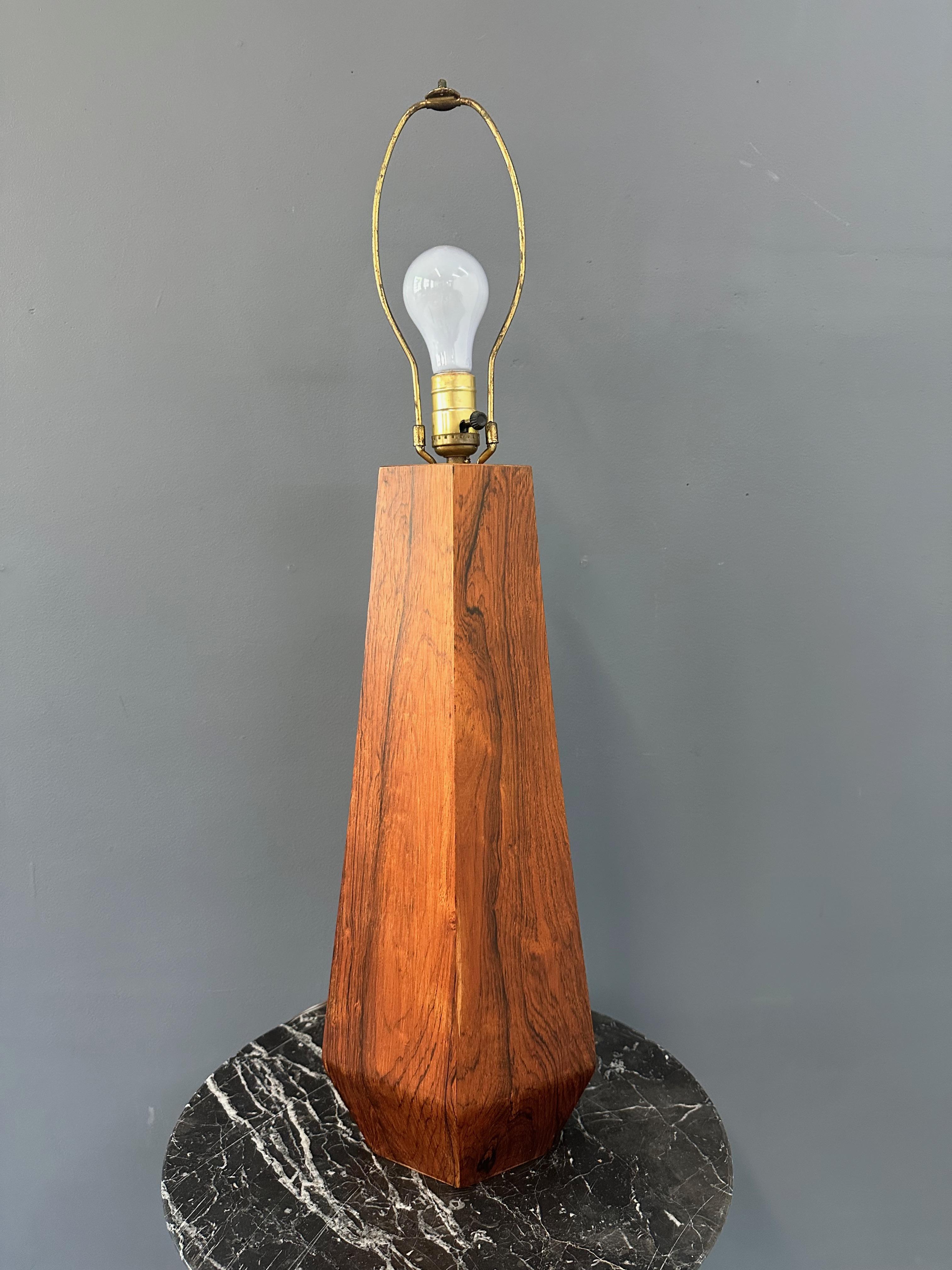 1960 Gran lámpara de sobremesa danesa hexagonal de palisandro Mediados de siglo en venta 3