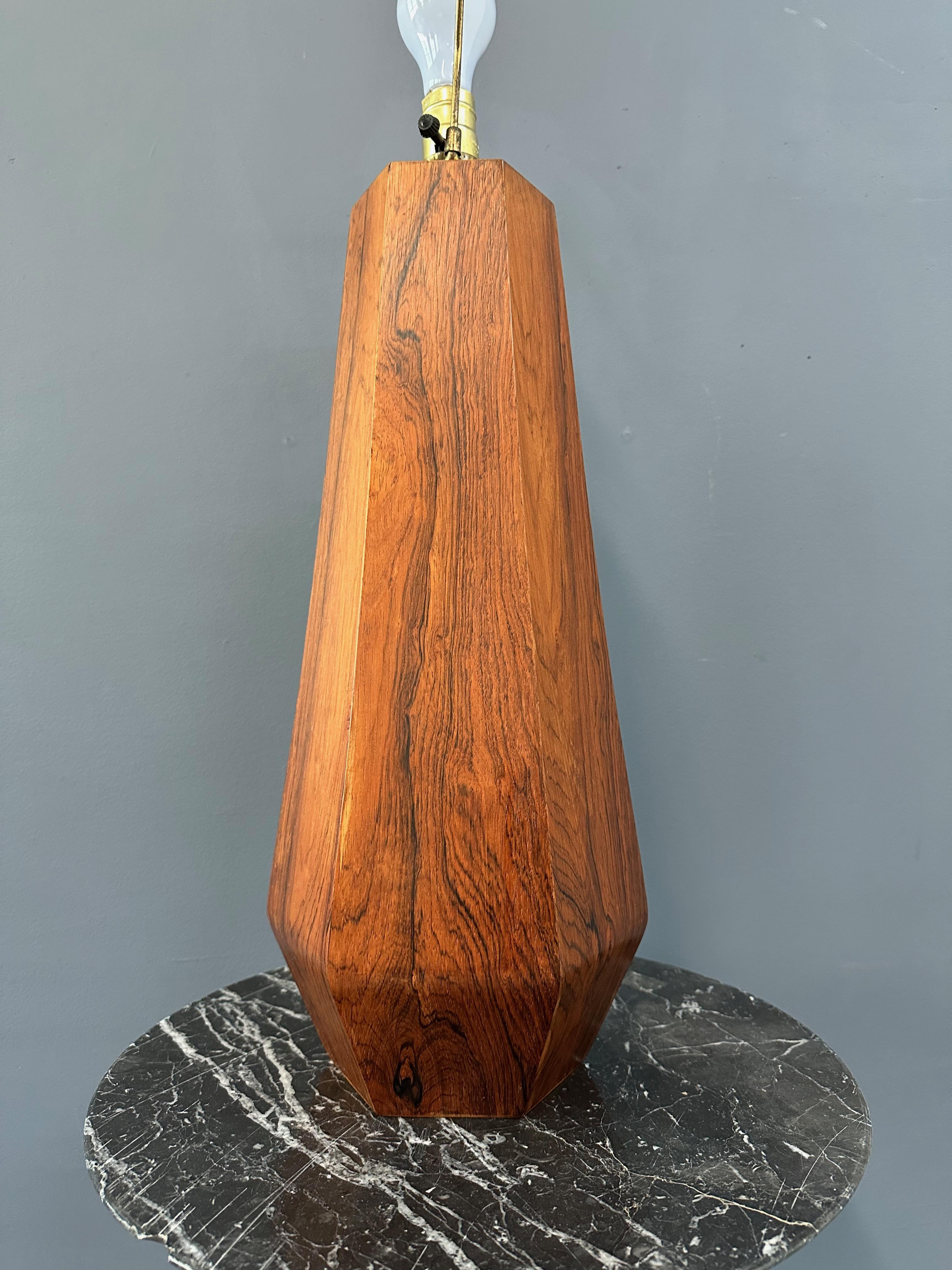 Lámpara hexagonal, alta y escultural, con una rica chapa de madera de palisandro que crea un dibujo de espejo en cada nervio, fabricada en Dinamarca hacia 1960.

Esta lámpara está chapada en palisandro.