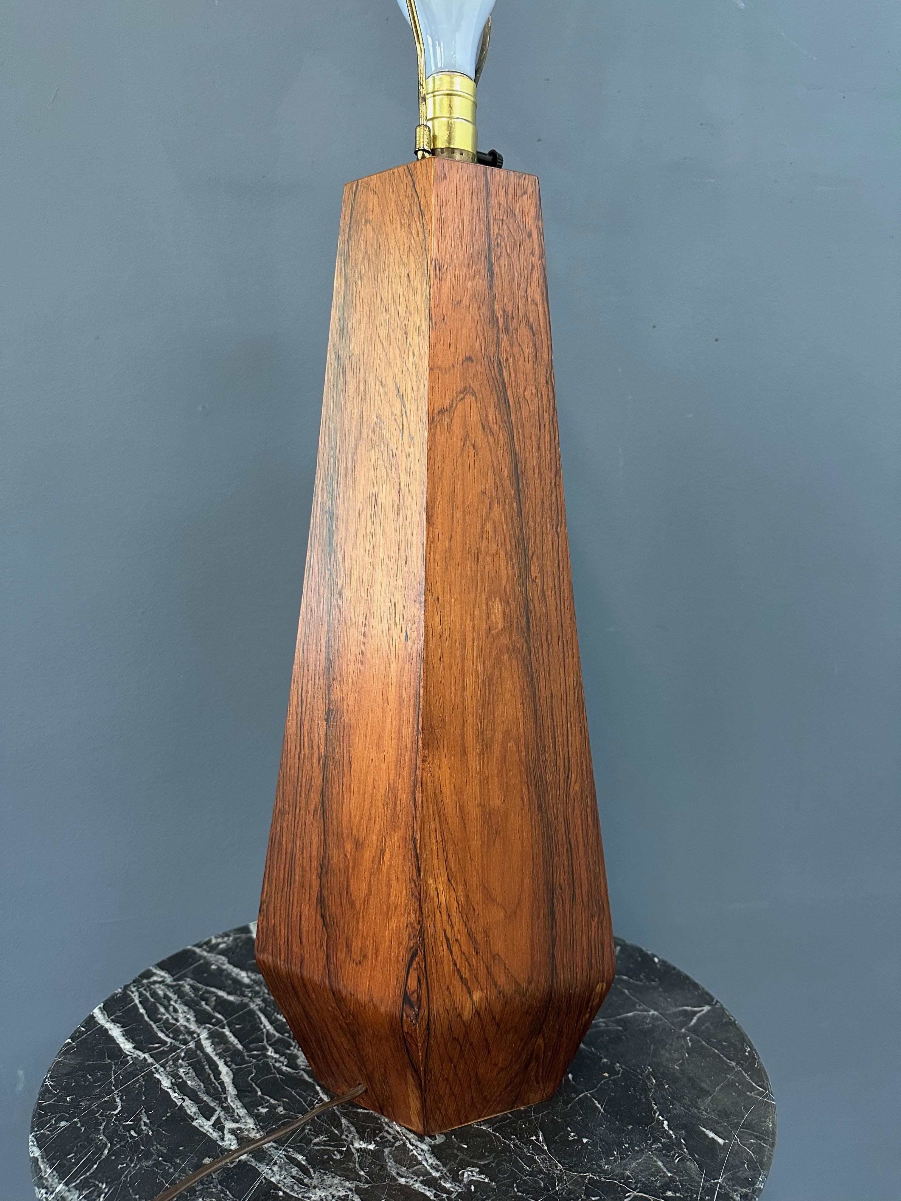 1960 Gran lámpara de sobremesa danesa hexagonal de palisandro Mediados de siglo Europeo en venta