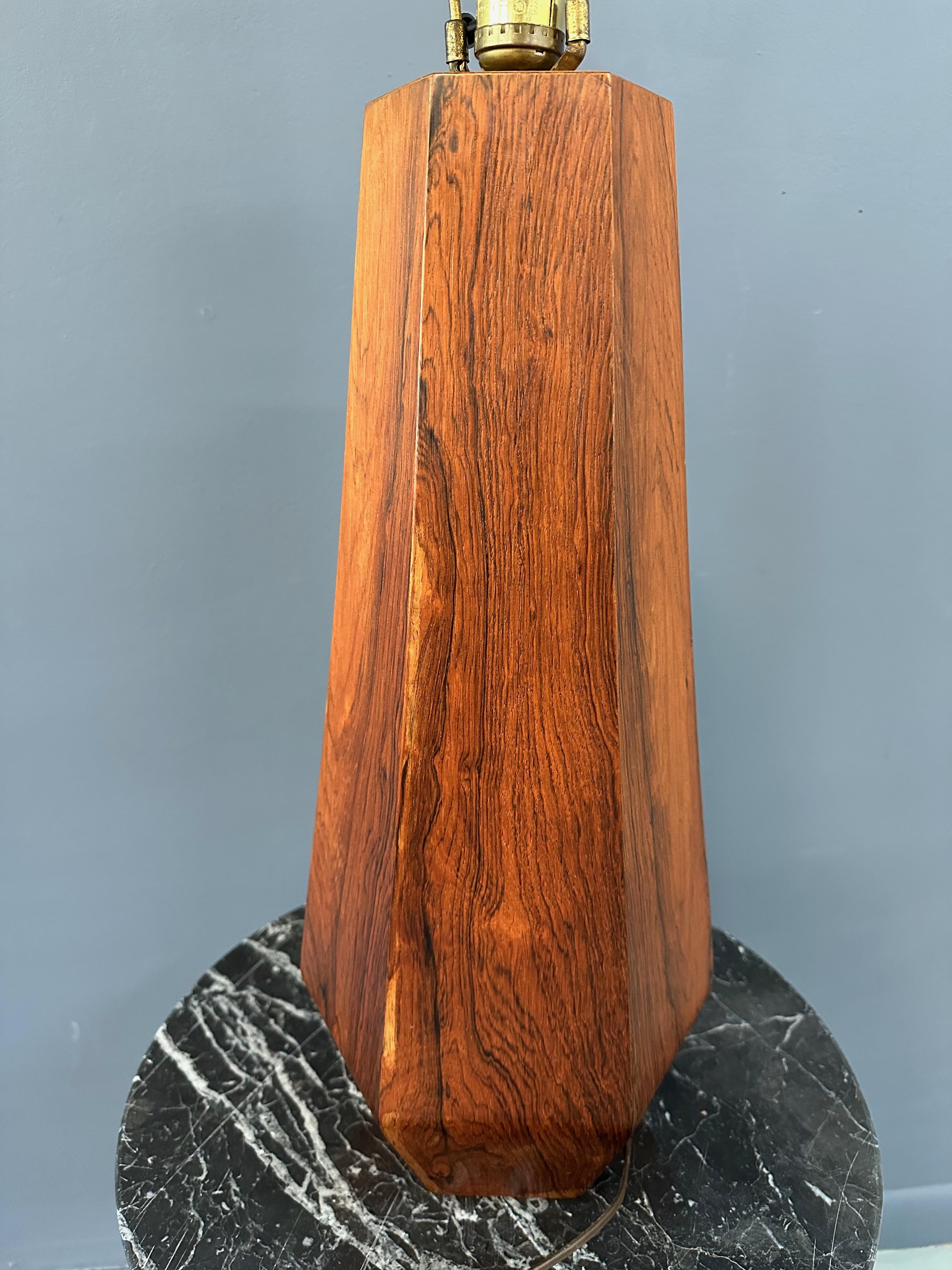 1960 Gran lámpara de sobremesa danesa hexagonal de palisandro Mediados de siglo en Bueno estado para la venta en Philadelphia, PA