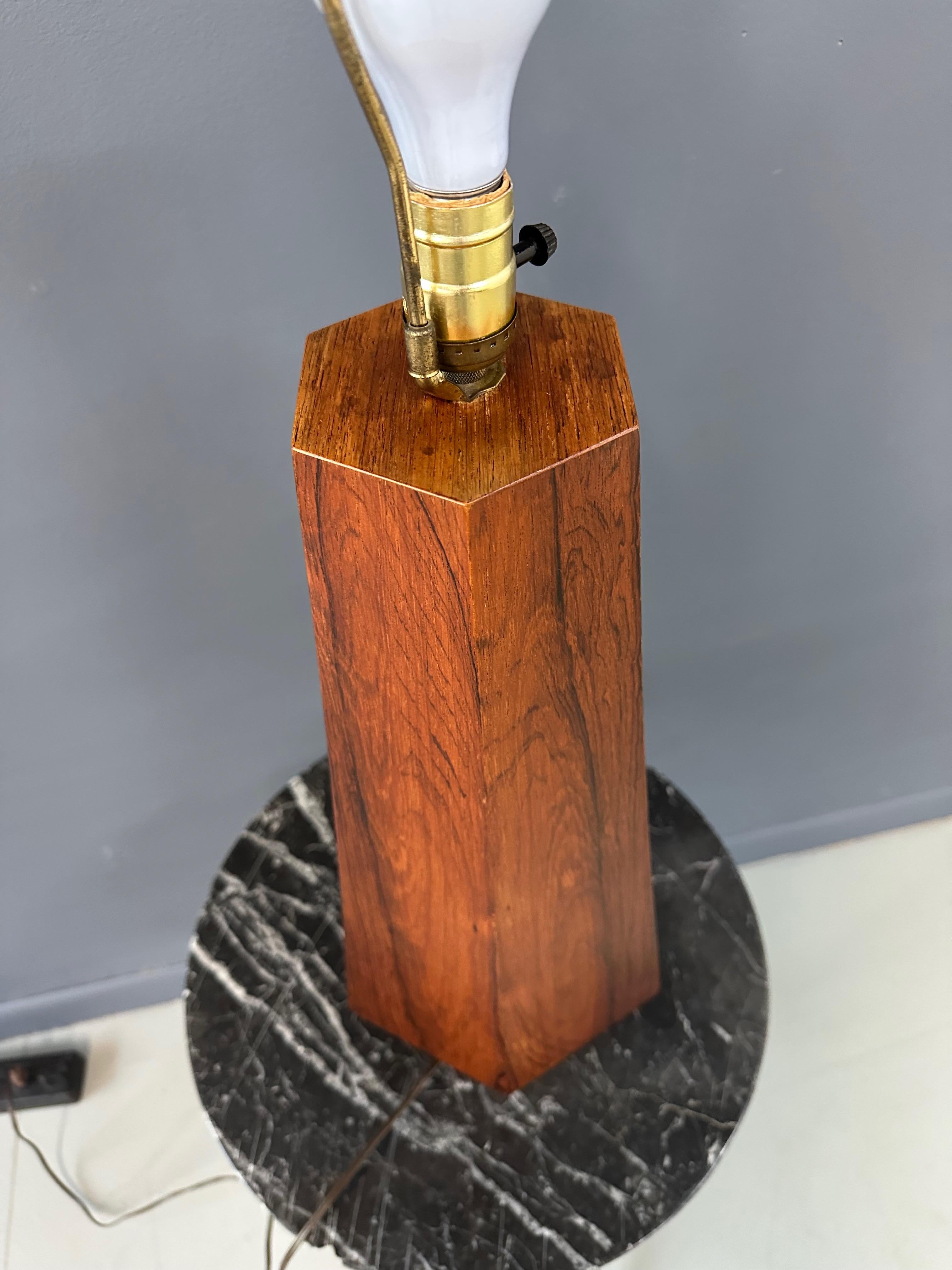 1960 Gran lámpara de sobremesa danesa hexagonal de palisandro Mediados de siglo siglo XX en venta