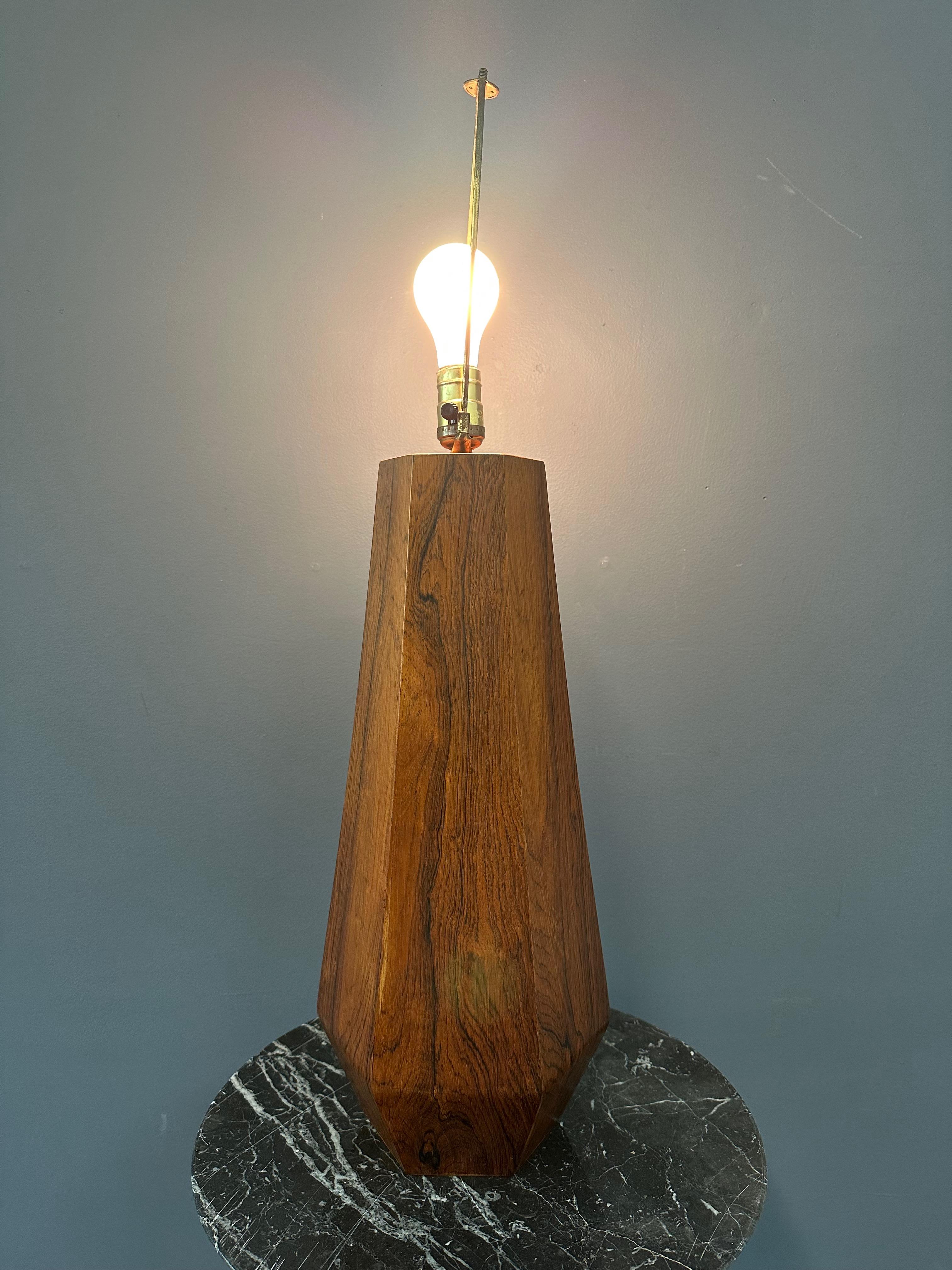 1960 Gran lámpara de sobremesa danesa hexagonal de palisandro Mediados de siglo Palo de rosa en venta