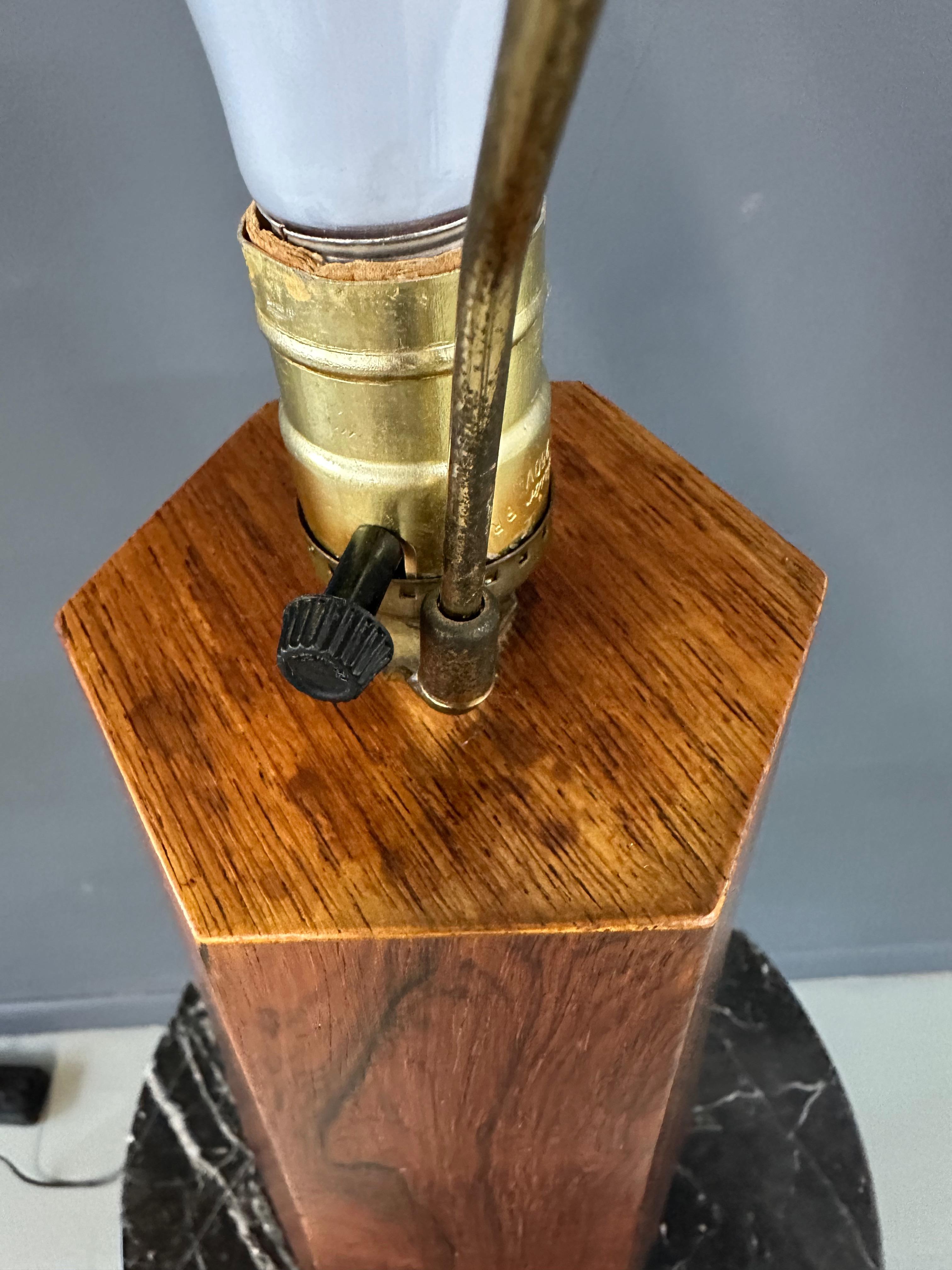 1960 Gran lámpara de sobremesa danesa hexagonal de palisandro Mediados de siglo en venta 1