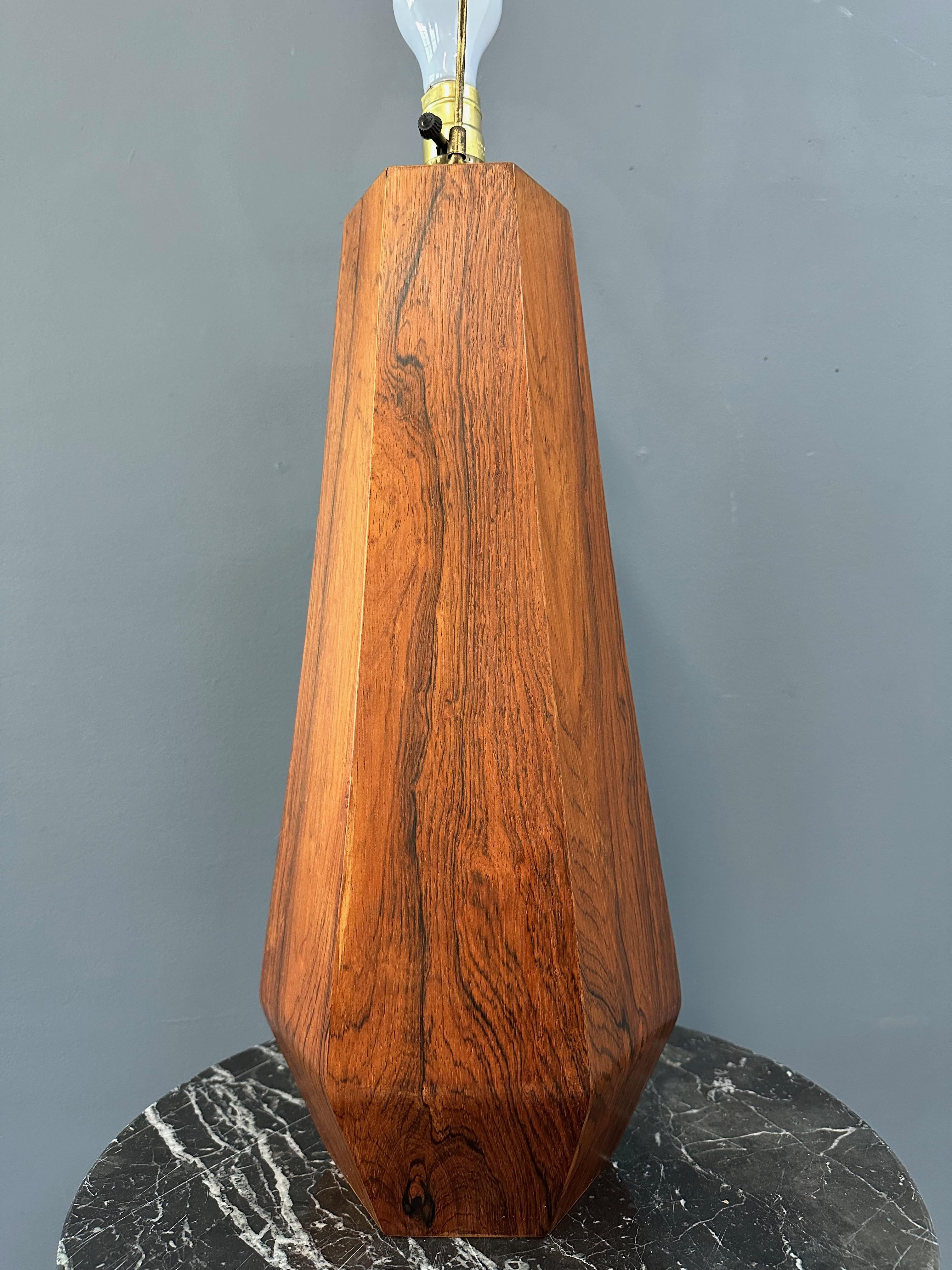 1960 Gran lámpara de sobremesa danesa hexagonal de palisandro Mediados de siglo en venta 2