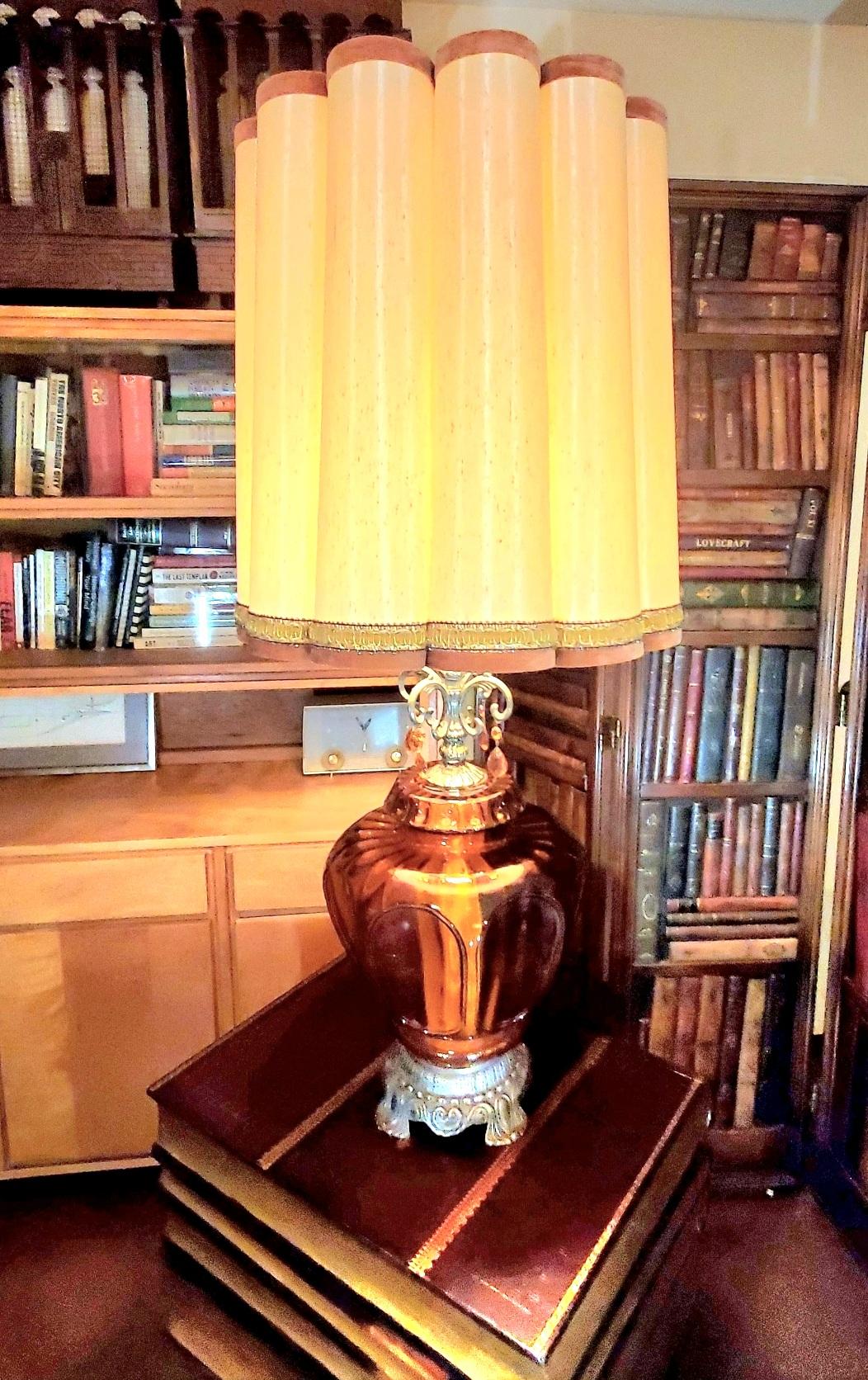 Grande lampe de bureau en verre ambré Hollywood Regency des années 1960 Bon état - En vente à Waxahachie, TX