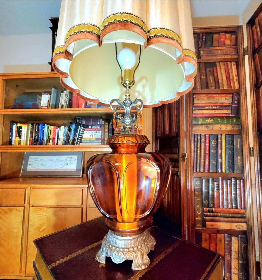 Grande lampe de bureau en verre ambré Hollywood Regency des années 1960 en vente 2