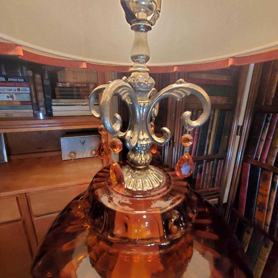Grande lampe de bureau en verre ambré Hollywood Regency des années 1960 en vente 4
