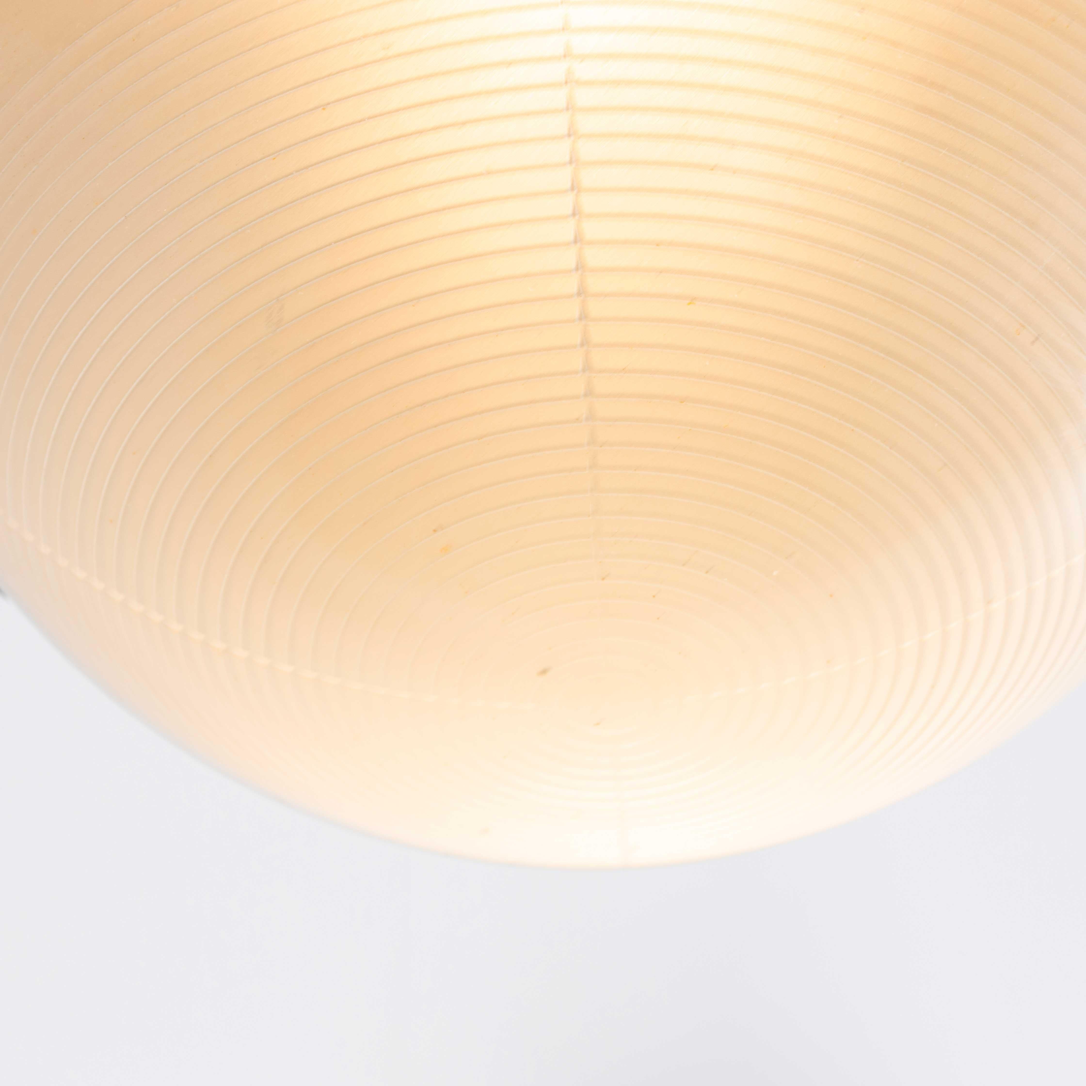 Metà XX secolo Lampade a sospensione a globo industriale Holophane di grandi dimensioni degli anni '60 in vendita
